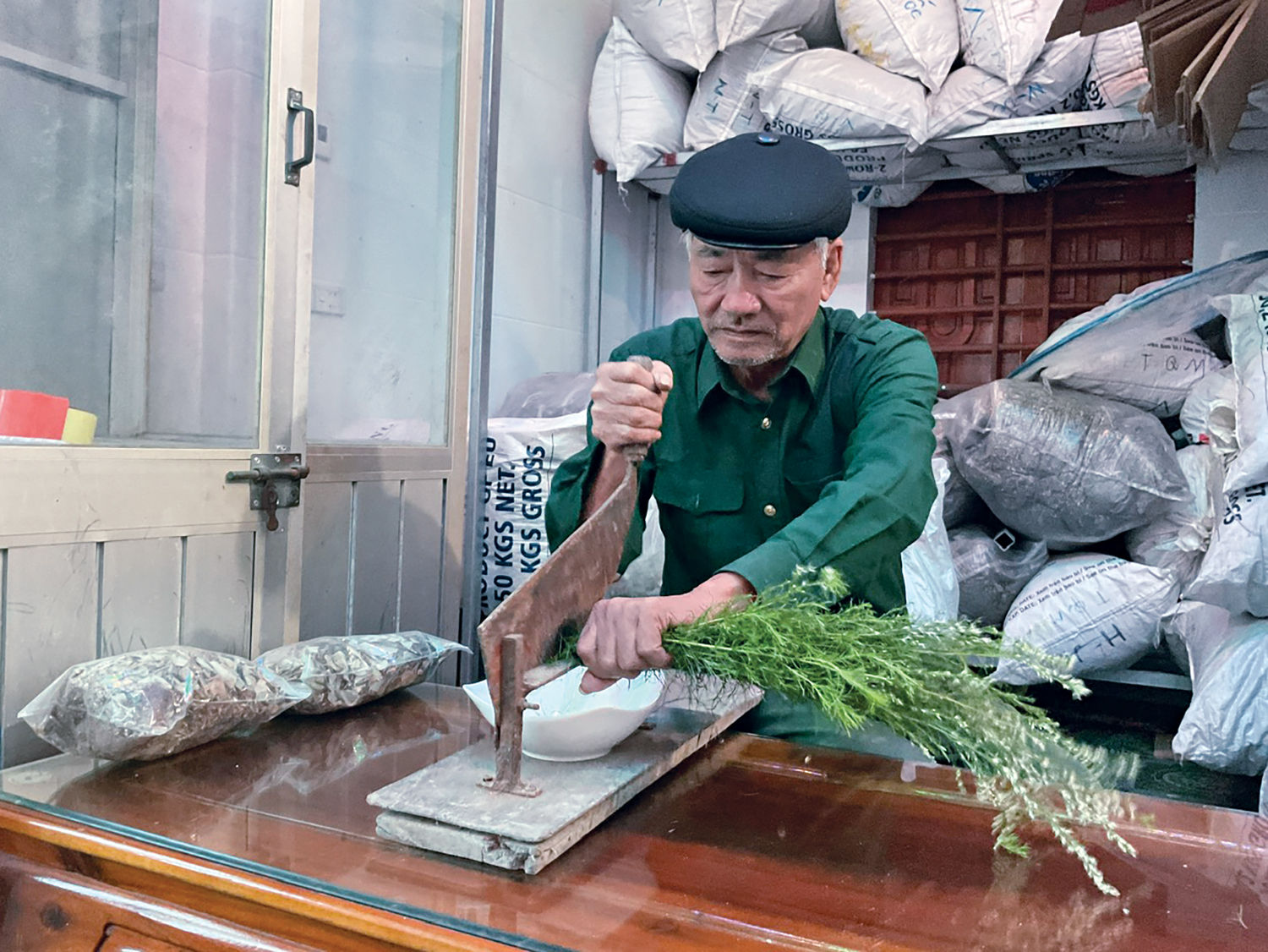 Dược liệu tốt, thu hái đúng mùa vụ, giá cao bị đánh bật bởi các loại dược liệu giá rẻ. Ảnh: Quỳnh Nga