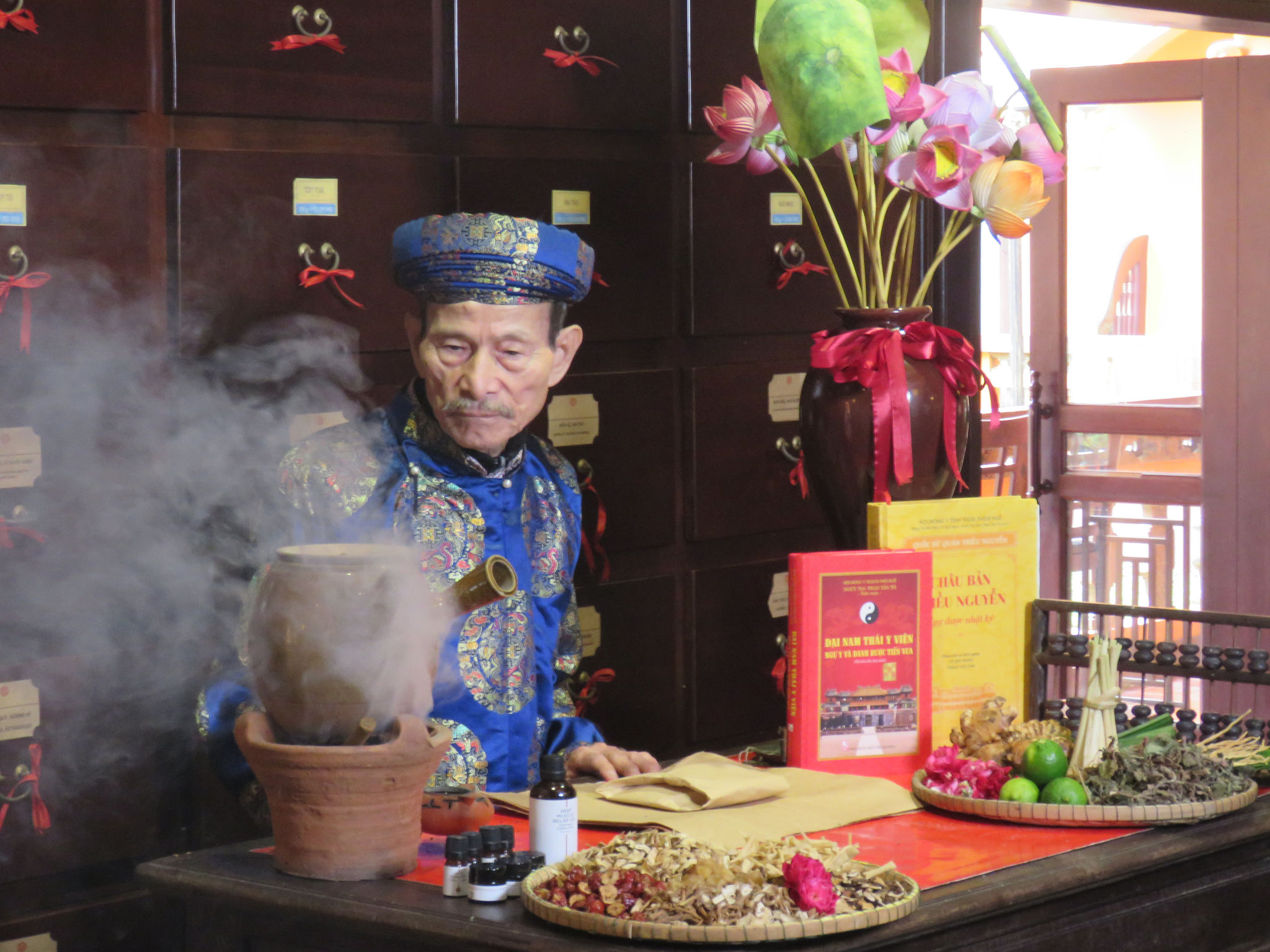 Việt Nam sở hữu kho tàng y học cổ truyền (YHCT) đồ sộ. Ảnh: HNĐY