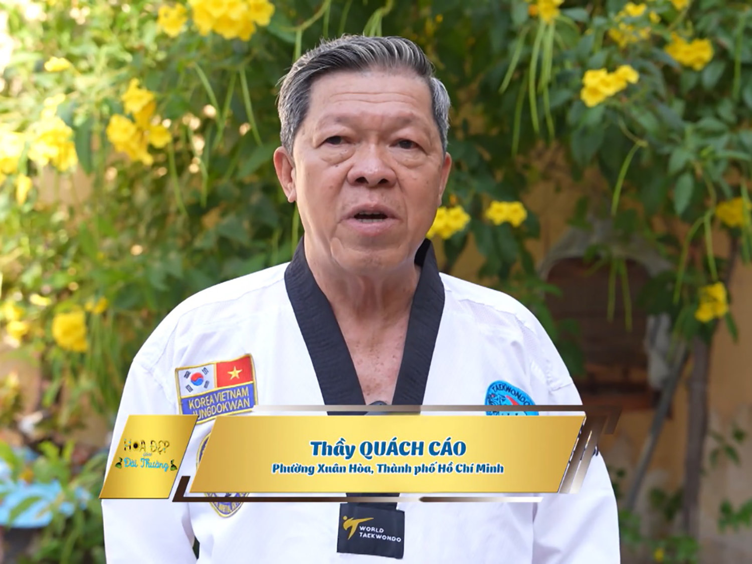 Võ sư Quách Cáo dạy võ dưỡng sinh tại sân Đình vào mỗi sáng cuối tuần ở TP.HCM.