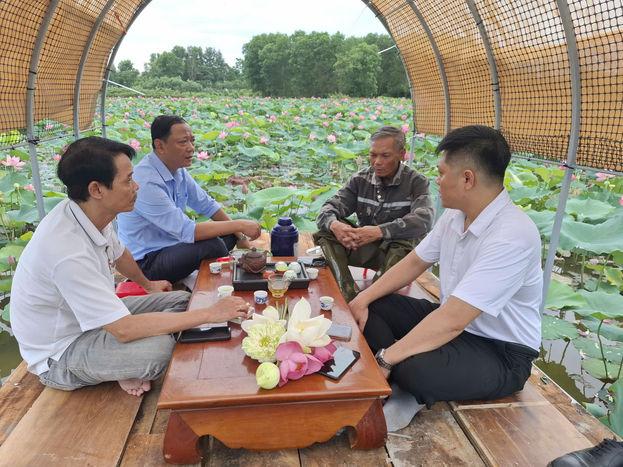 Ông Trương Duy Hòa chia sẻ kinh nghiệm kỹ thuật trồng sen với bà con nông dân