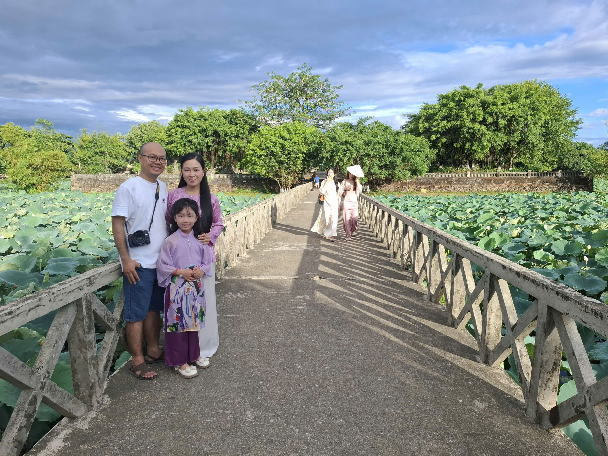 DU KHÁCH ĐÊN THAM SEN TRANG TINH TAM