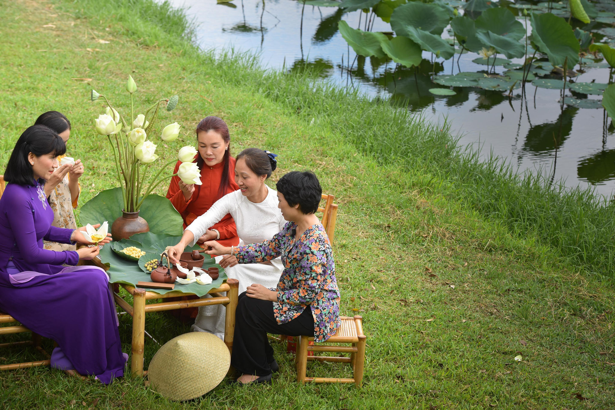 Du khách trải nghiệm trà sen Tịnh Tâm