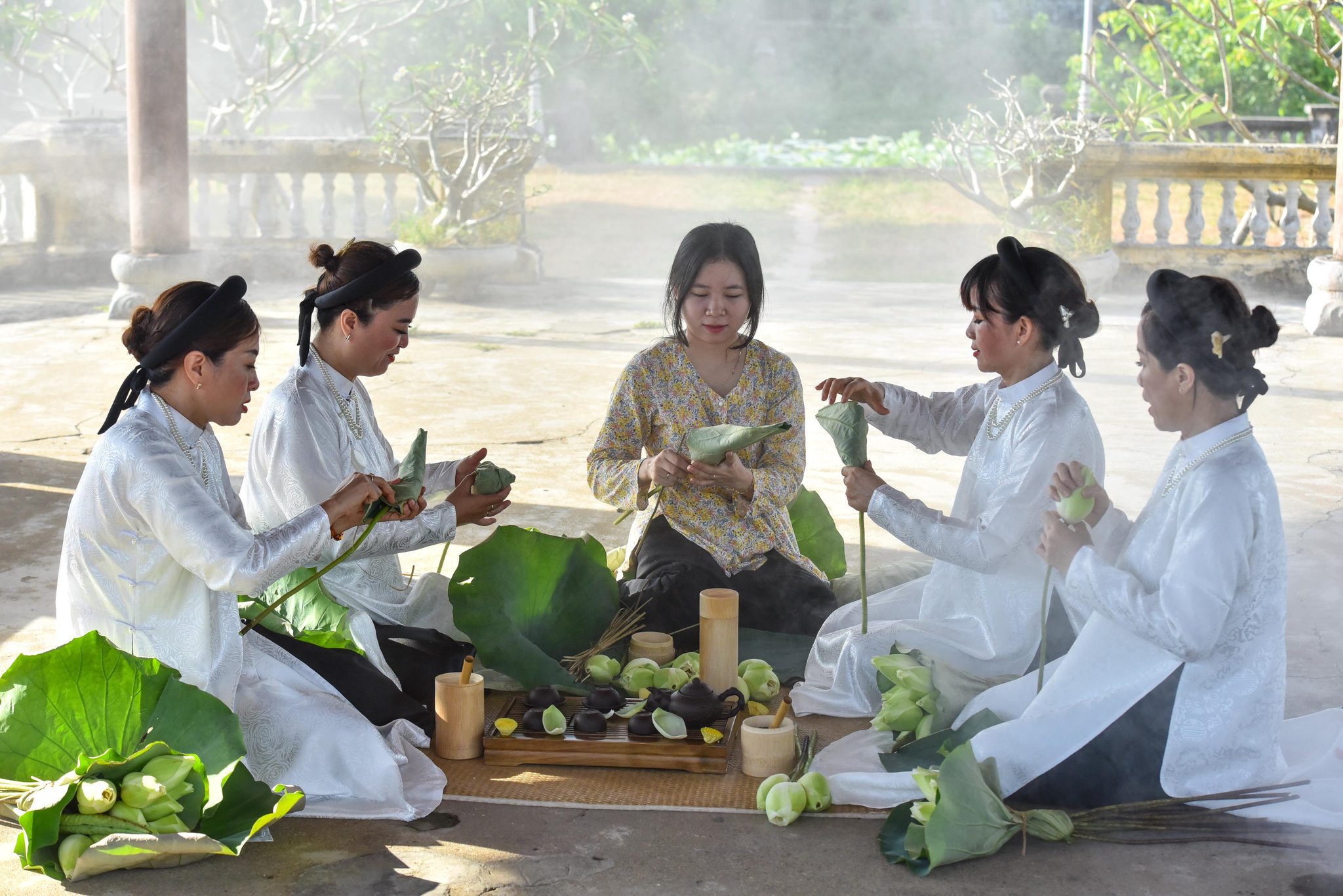 Thưởng trà sen Tịnh Tâm