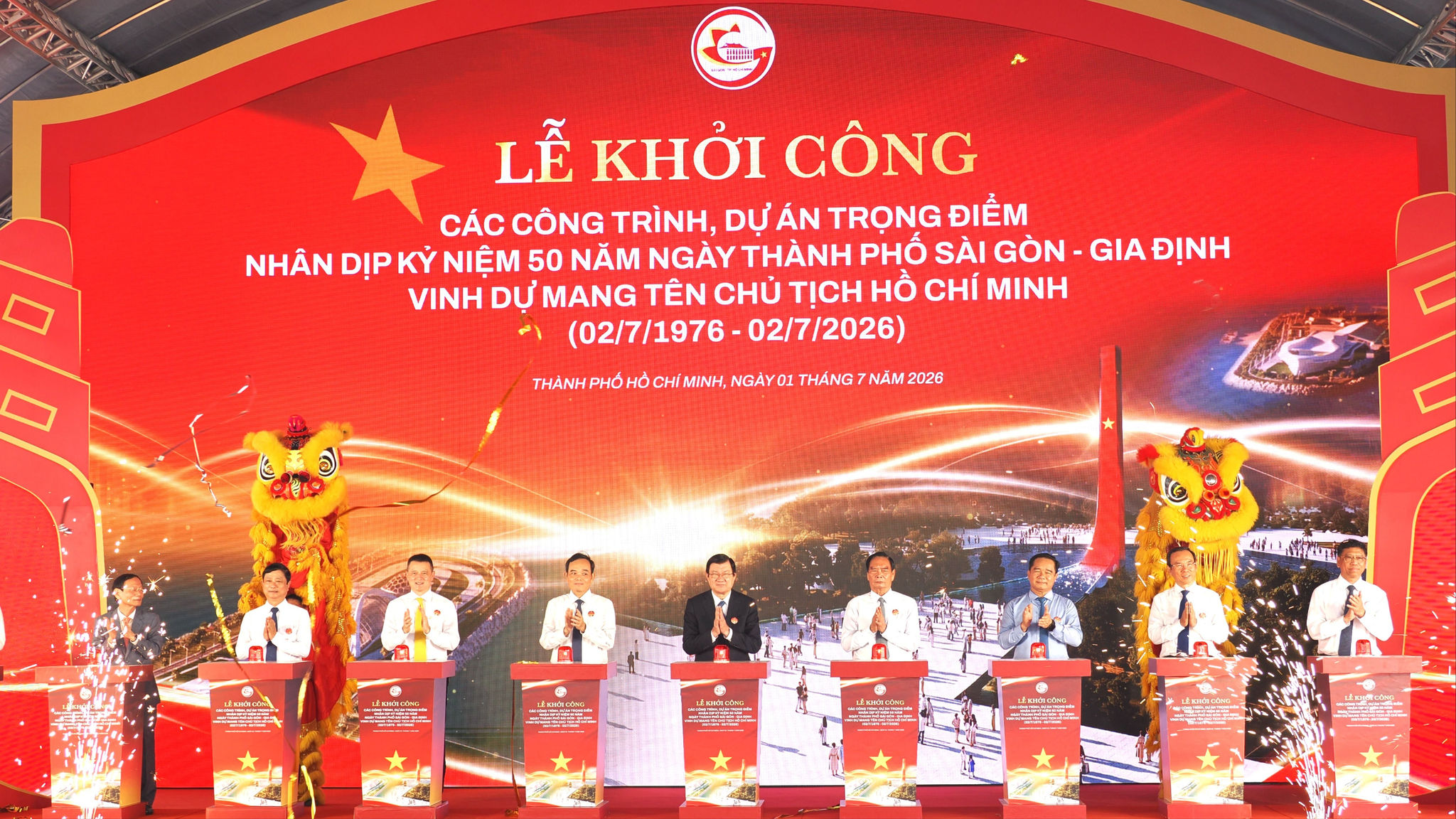 Các đại biểu thực hiện nghi thức khởi công 8 dự án trọng điểm chào mừng dịp kỷ niệm 50 năm thành phố mang tên Bác. Ảnh: SGGP
