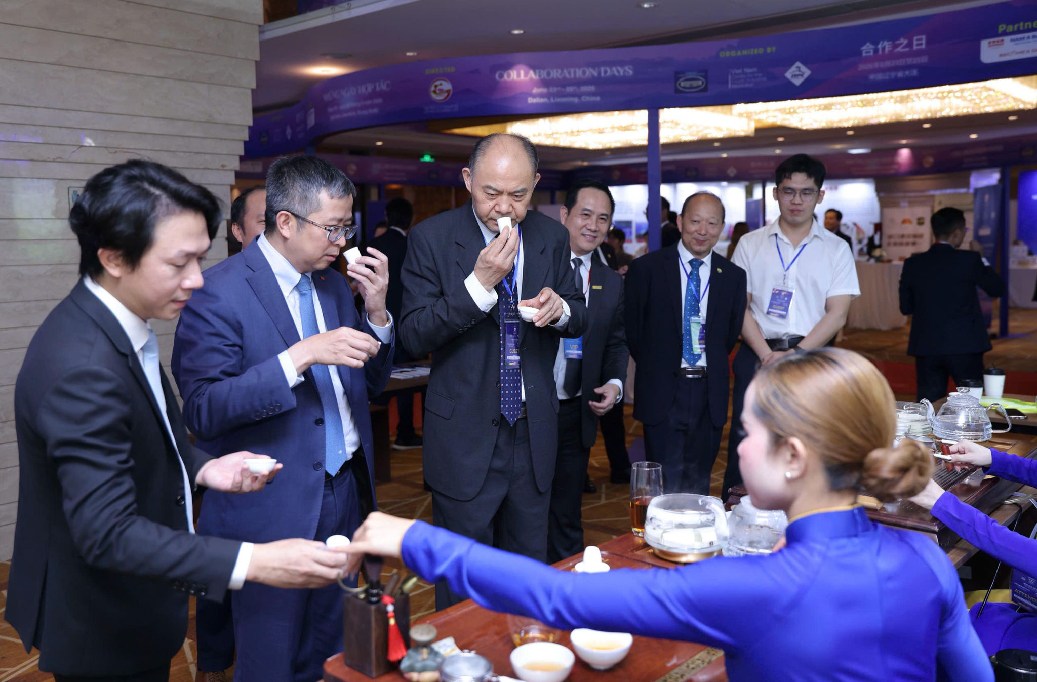 Đại sứ đặc mệnh toàn quyền Việt Nam tại Trung Quốc - Ông Phạm Thanh Bình, đến tham quan và thưởng thức trà DoiDep.