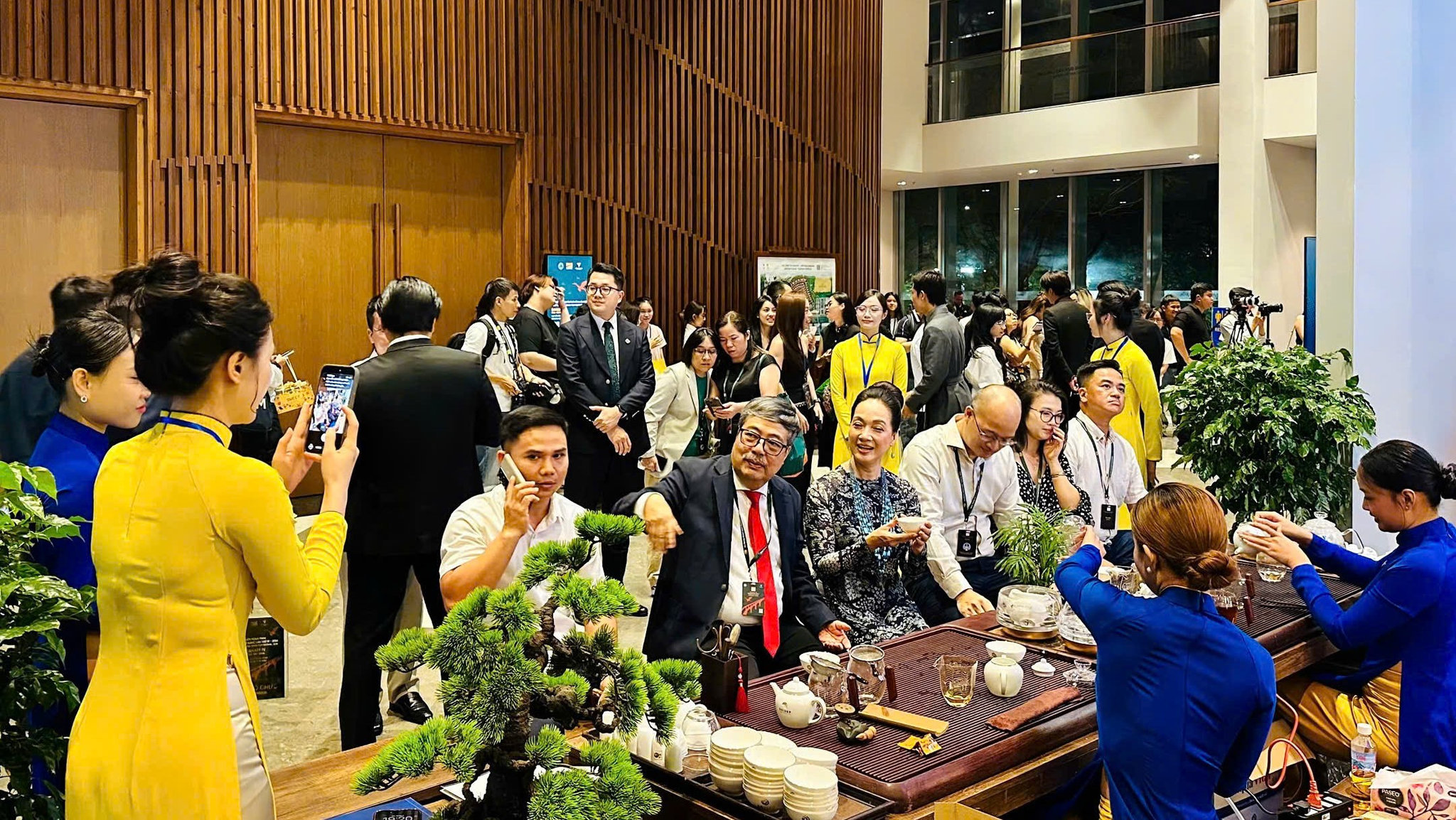 Quan khách thưởng thức trà DoiDep tại DANAFF 2026.