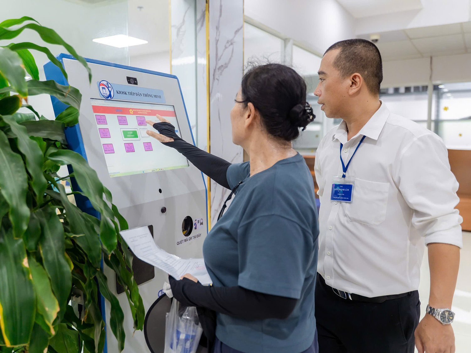 Người dân sử dụng Kios tiếp dân thông minh tại Trung tâm phục vụ hành chính công phường Xuân Hoà. Ảnh: NLDO