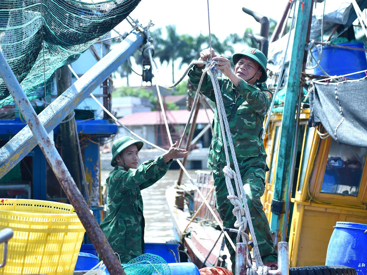 Bộ đội biên phòng Đồ Sơn giúp ngư dân neo tàu thuyền.