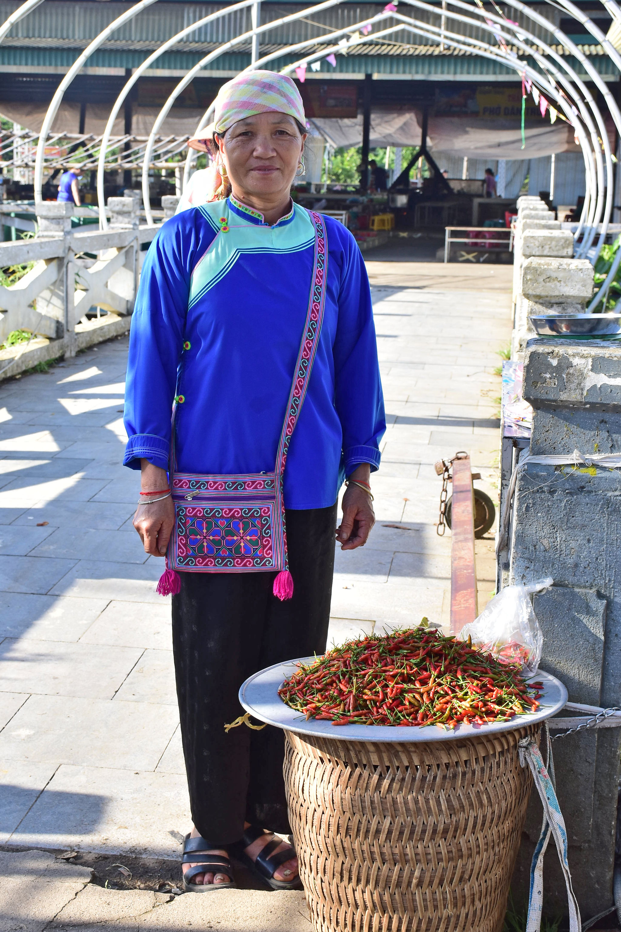 Một phụ nữ dân tộc Giáy tại chợ phiên vùng cao, nơi bộ trang phục truyền thống vẫn được người dân sử dụng trong những dịp sinh hoạt cộng đồng.