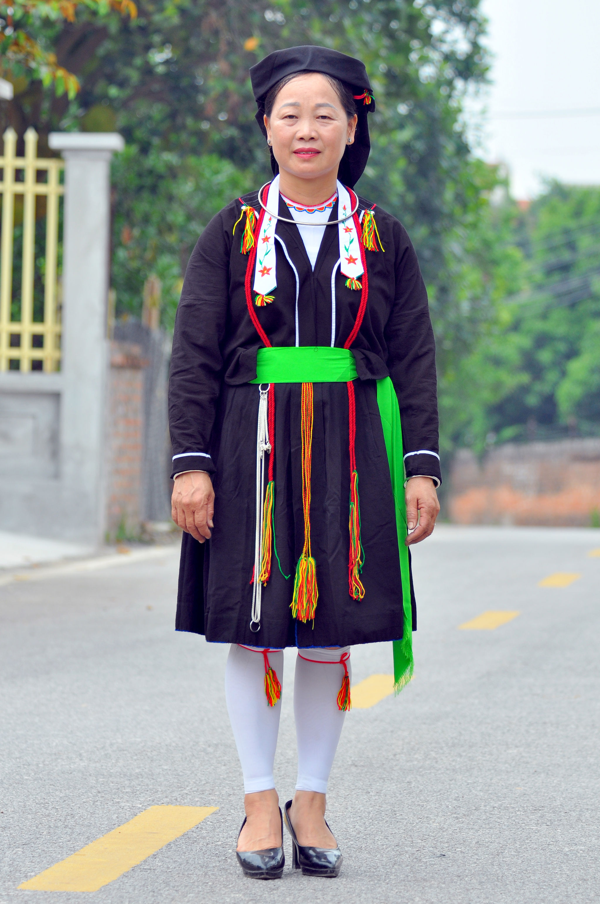 Một phụ nữ dân tộc Sán Dìu trong trang phục truyền thống được chụp tại địa phương nơi bà sinh sống.