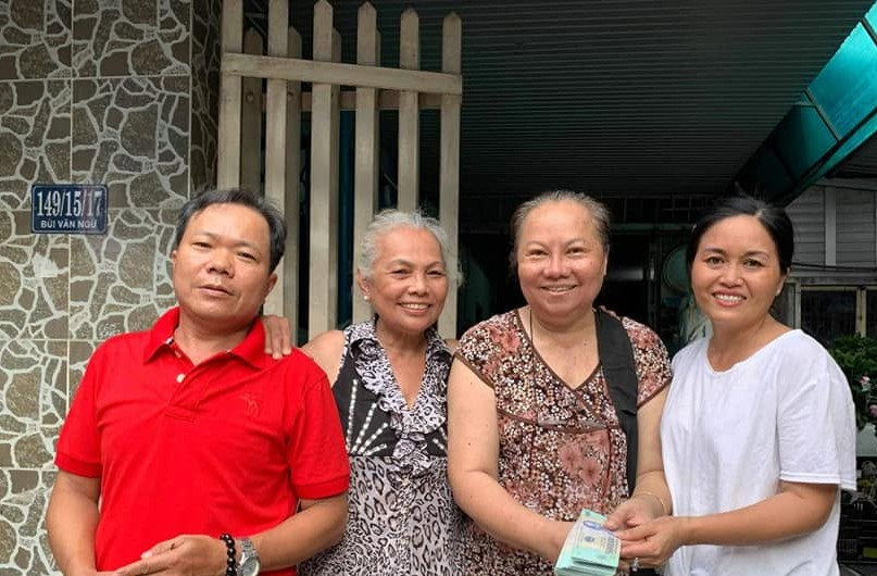 y tá Trần Ngọc Thu- thu hai tư phải quan với các thiện nguyên viên Hiệp Thanh