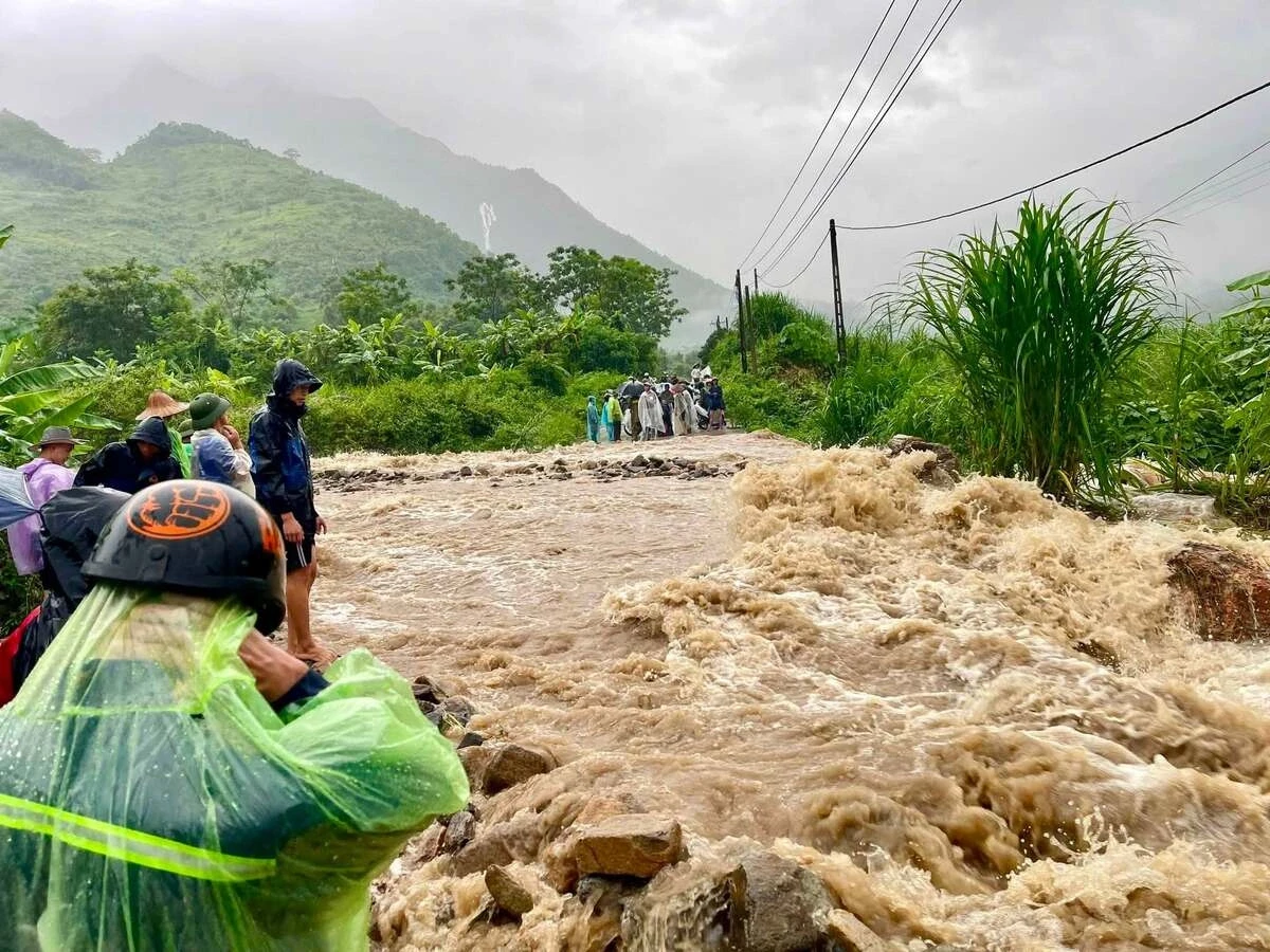 Tương tự tại xã Mường Kim, nước lũ lên nhanh tràn qua các con suối khiến giao thông tê liệt. Ảnh UBND xã Mường Kim