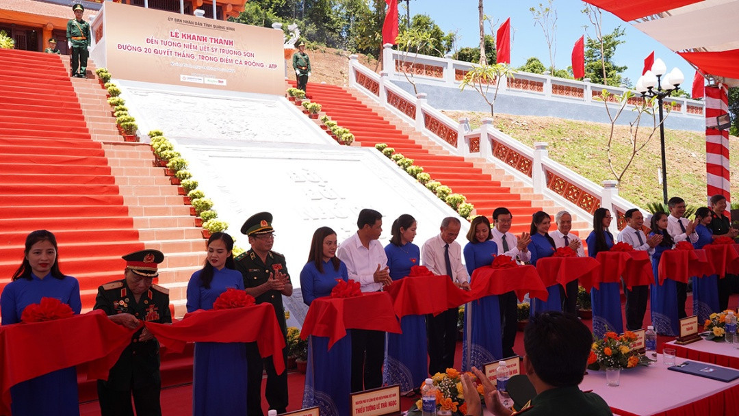Các đại biểu cắt băng khánh thành đền