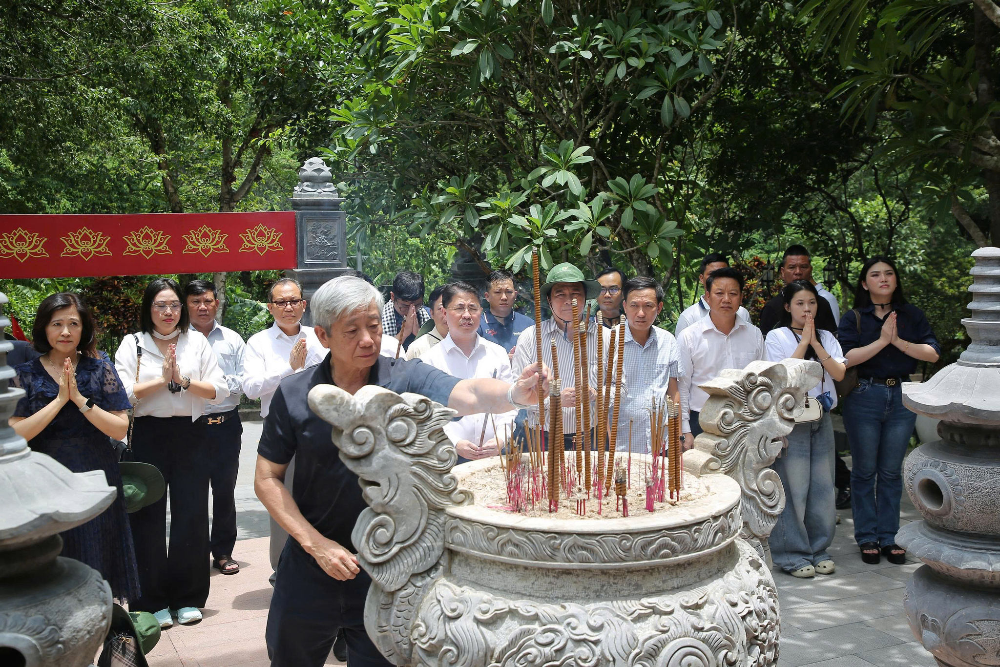 Thắp hương tri ân các anh hùng liệt sĩ tại Hang Tám Cô. Ảnh: Đoàn Quý