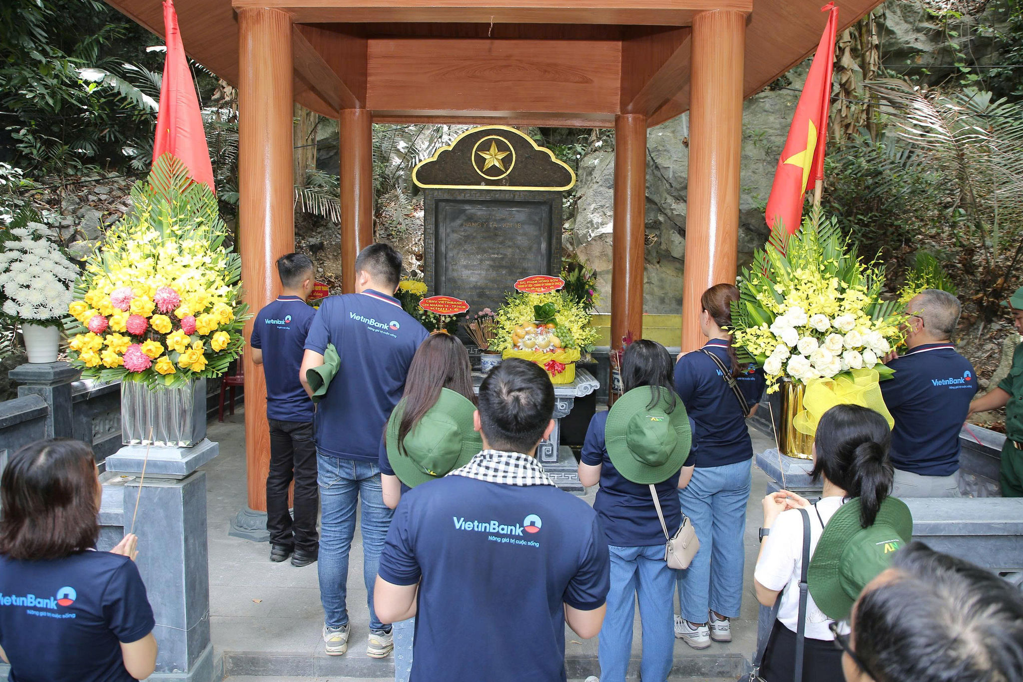 Thắp hương tri ân anh hùng liệt sĩ tại khu vực Hang Y Tá. Ảnh: Đoàn Quý