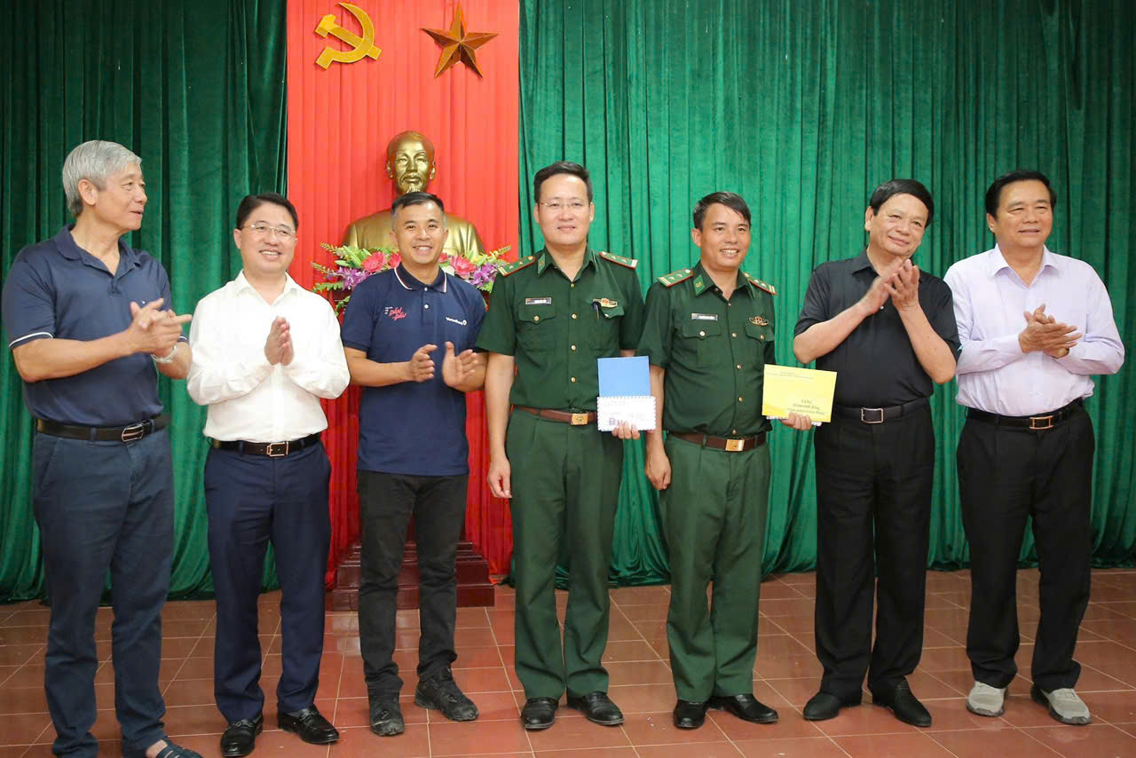 Ông Phạm Lê Đăng Huy - Giám đốc VietinBank Chi nhánh 10 TP.HCM (thứ 3 từ trái qua) trao quà cho cán bộ chiến sĩ Đồn Biên phòng Cà Roòng.