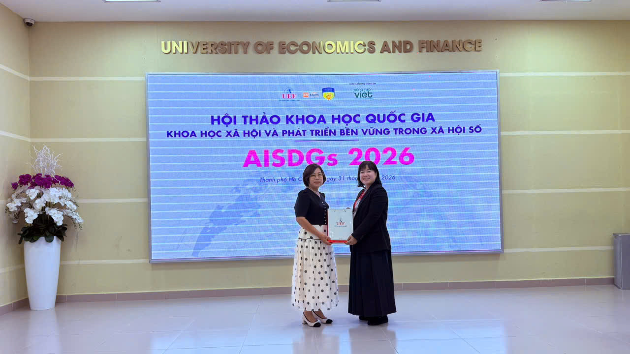 Bà Nguyễn Thị Quốc Hương - Phó Tổng biên tập phụ trách Tạp chí Nông thôn Việt (bên trái) nhận thư cám ơn từ ban tổ chức Hội thảo AISDGs 2026.