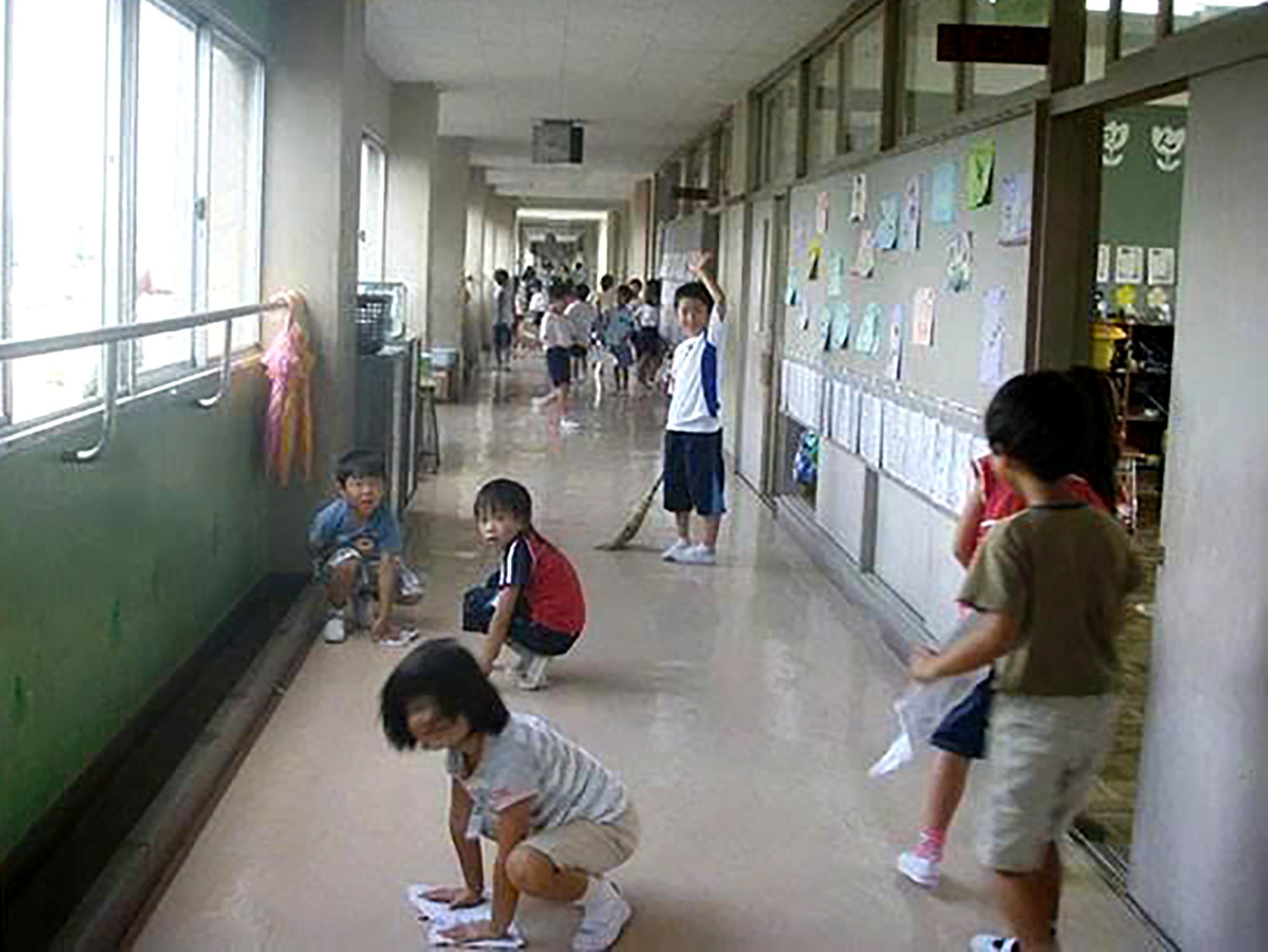 Học sinh lớp 1 vệ sinh lớp học. Nguồn TLTLS