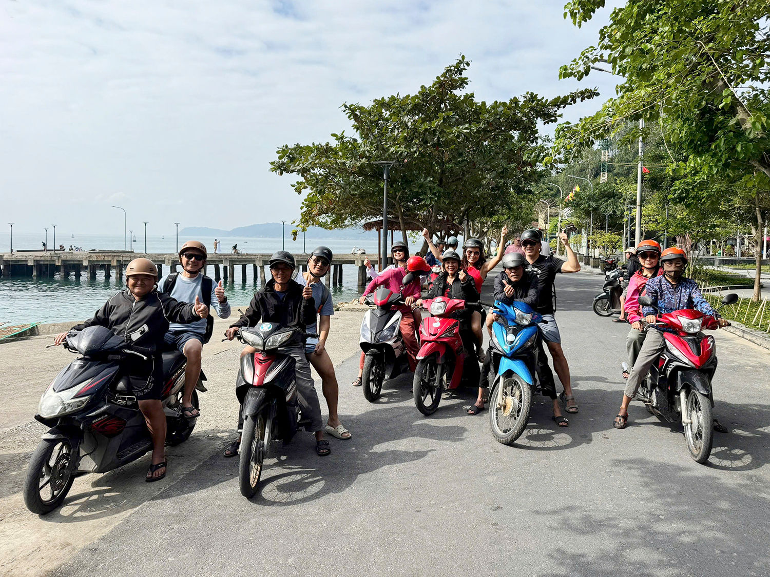 Thành viên Hợp tác xã Xe ôm Cù Lao Chàm đưa du khách tham quan đảo bằng xe máy. Mô hình vừa tạo sinh kế cho người dân, vừa góp phần hạn chế phương tiện cá nhân và hướng đến phát triển du lịch bền vững.