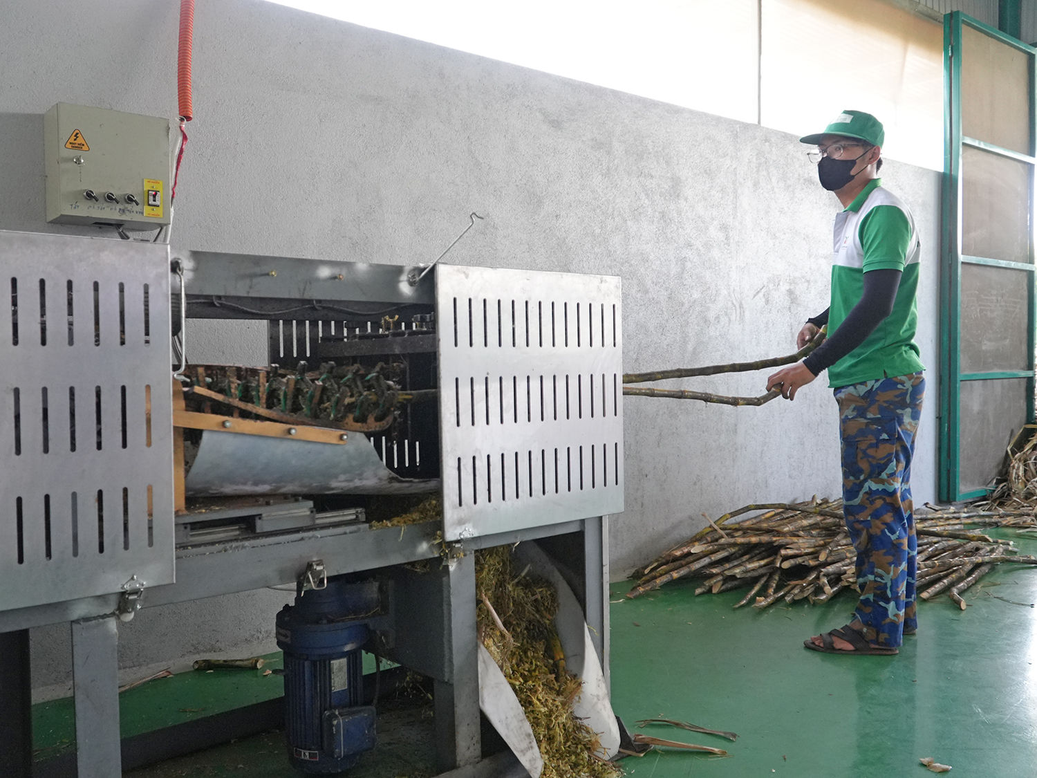 Máy làm sạch và xử lý thân mía trước khi ép, giúp giảm tạp chất và nâng cao hiệu quả thu hồi nước mía.