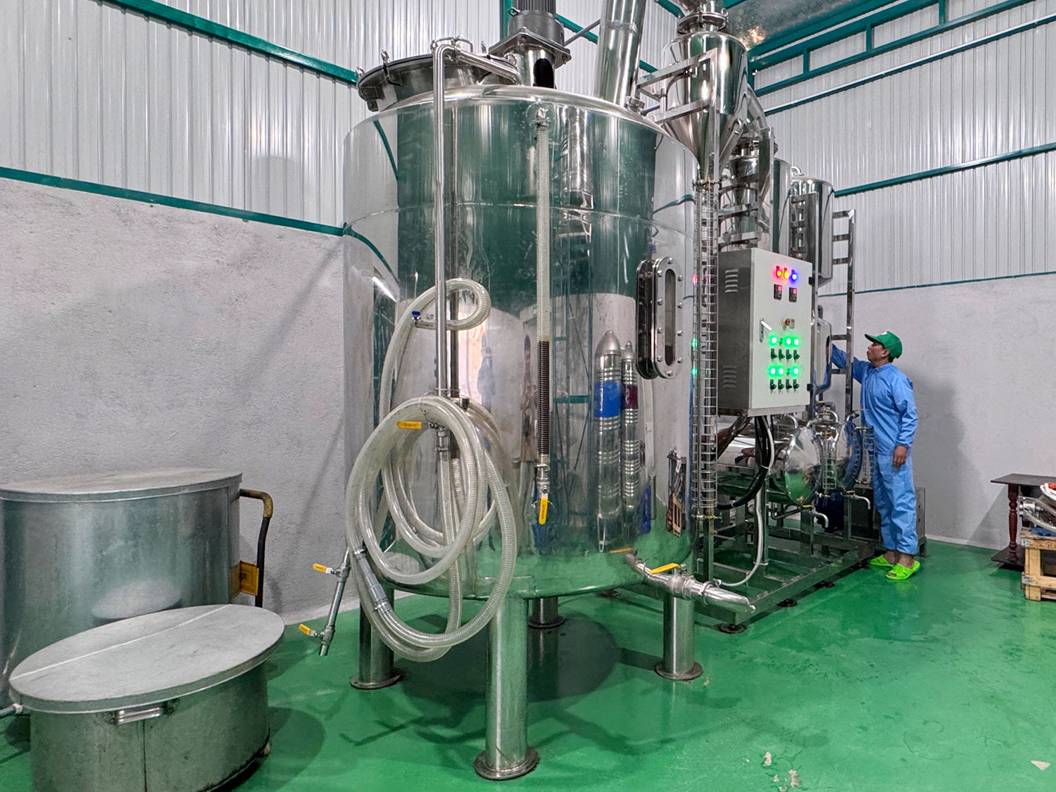 Hệ thống cô đặc chân không giúp nước mía cô đặc ở nhiệt độ thấp, giữ được màu sắc, hương vị và các dưỡng chất tự nhiên của mật mía.