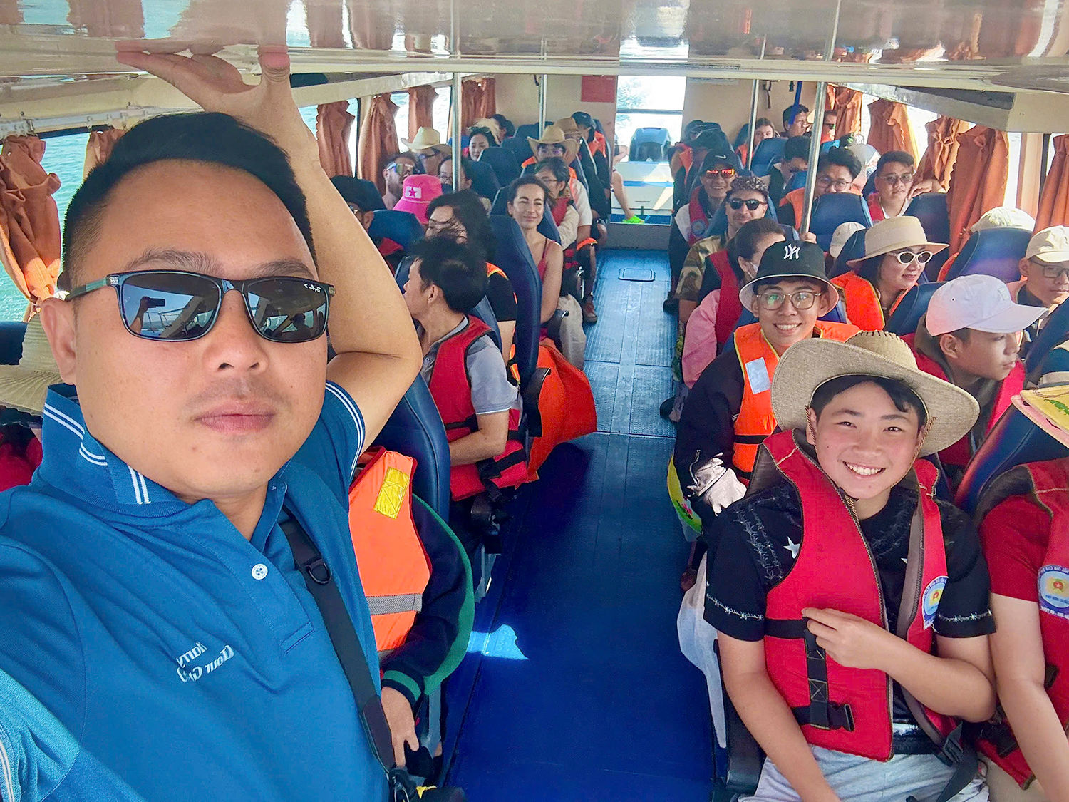 Hướng dẫn viên Mai Đăng Cường cùng đoàn khách trên tàu ra đảo Cù Lao Chàm. Sự phát triển của du lịch đã mở ra nhiều việc làm mới cho người dân địa phương, từ lái xe ôm, hướng dẫn viên đến các dịch vụ lưu trú và ẩm thực.