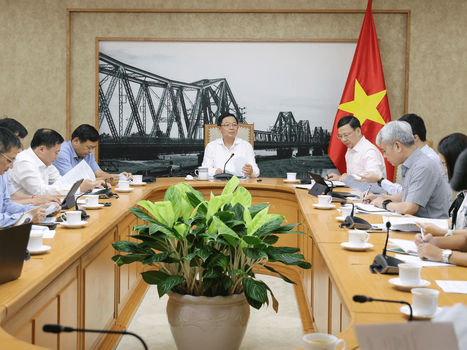 Phó Thủ tướng Hồ Quốc Dũng chủ trì họp về tình hình thực hiện Nghị quyết số 36/2026/NQ-CP của Chính phủ về đơn giản hóa thủ tục hành chính đối với mã số vùng trồng và mã số cơ sở đóng gói liên quan đến tiêu thụ, xuất khẩu sầu riêng. Ảnh: BCP