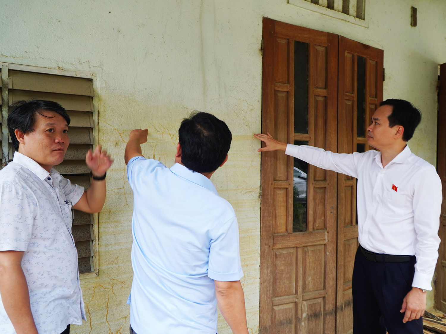 Đại biểu quốc hội Đà Nẵng khảo sát mực nước lũ ngập nhà dân tại xã thượng đức tháng 10.2025