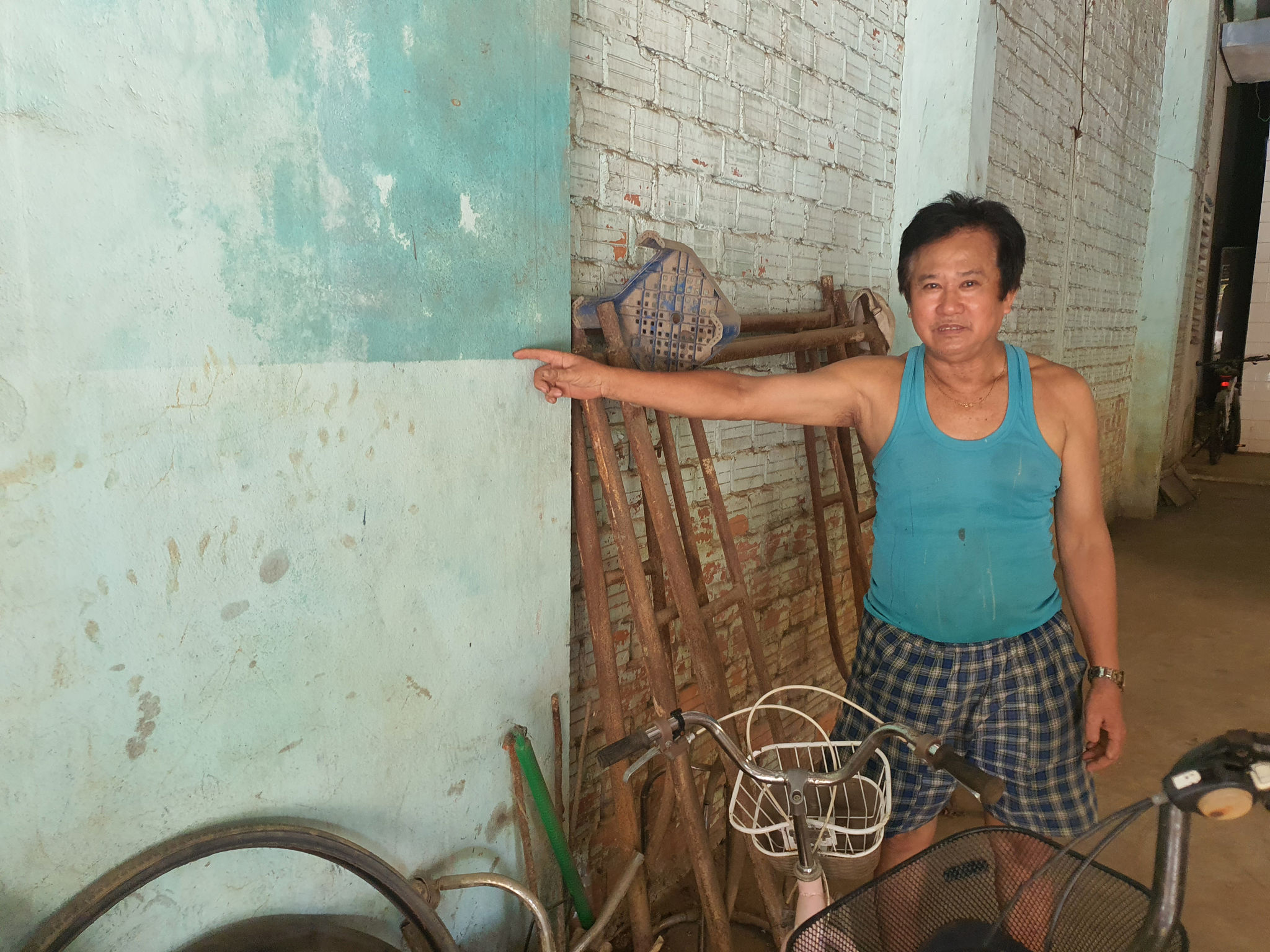 Dấu nước lụt còn nguyên ở nhà anh Nguyễn Tuấn