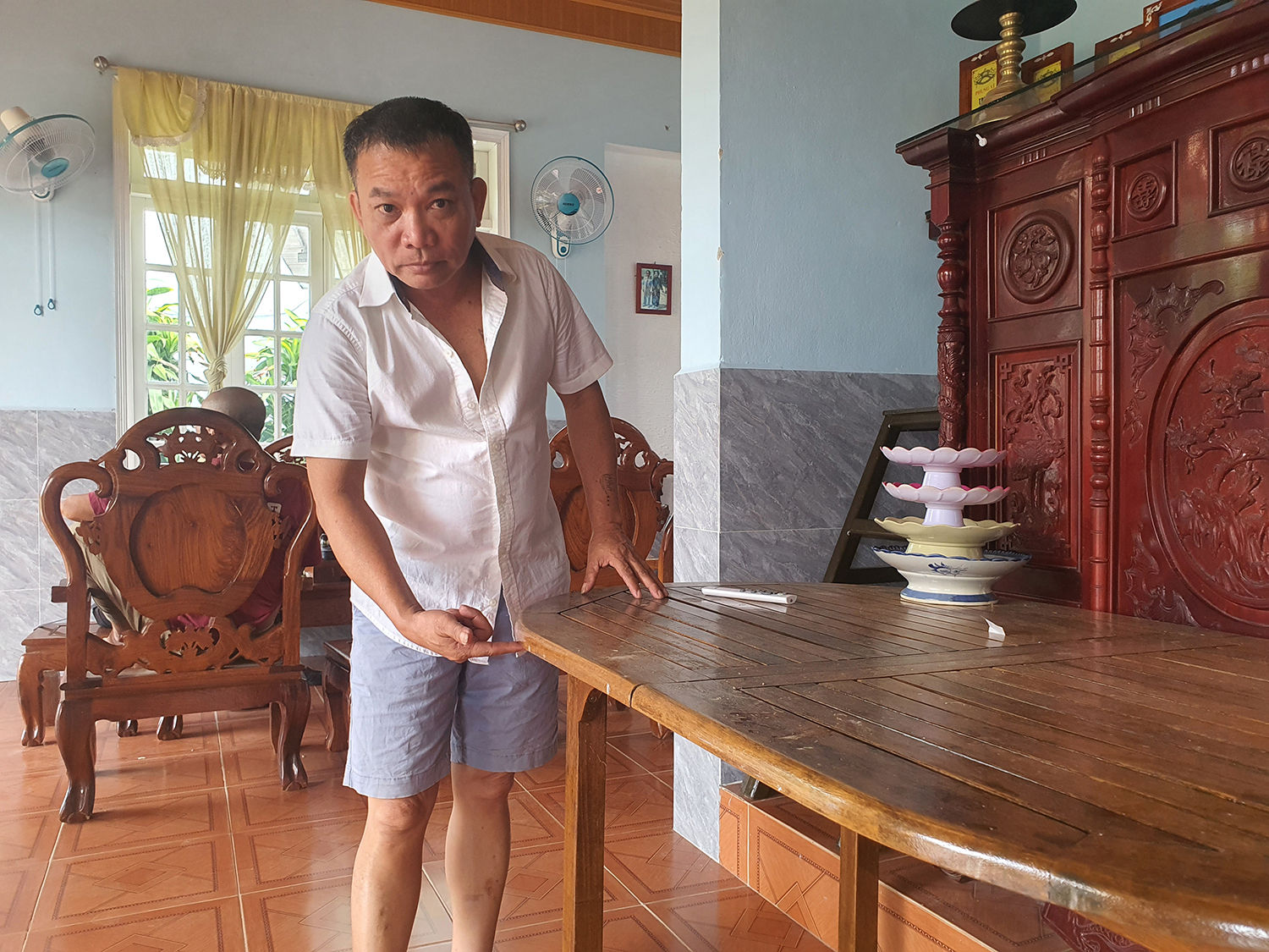 Theo anh Trịnh Toàn, nước lụt đêm 28.10.2025 ngập tới vị trí anh chỉ tay. Tính từ mặt đường vào đây là cao 2,8m.