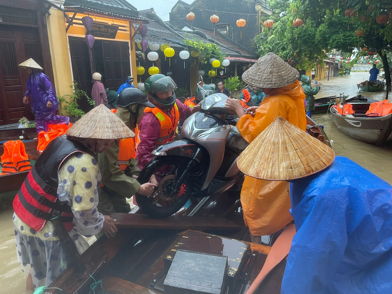 Lực lượng vũ trang Quân Khu 5 hỗ trợ người dân Hội An chạy lụt tháng 10.2025.