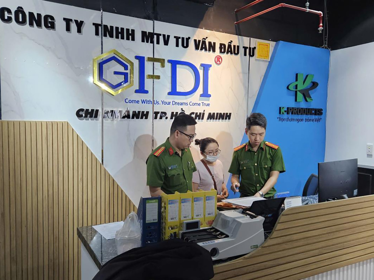 Lực lượng chức năng khám xét trụ sở công ty GFDI tại TP.HCM. Ảnh: TNO