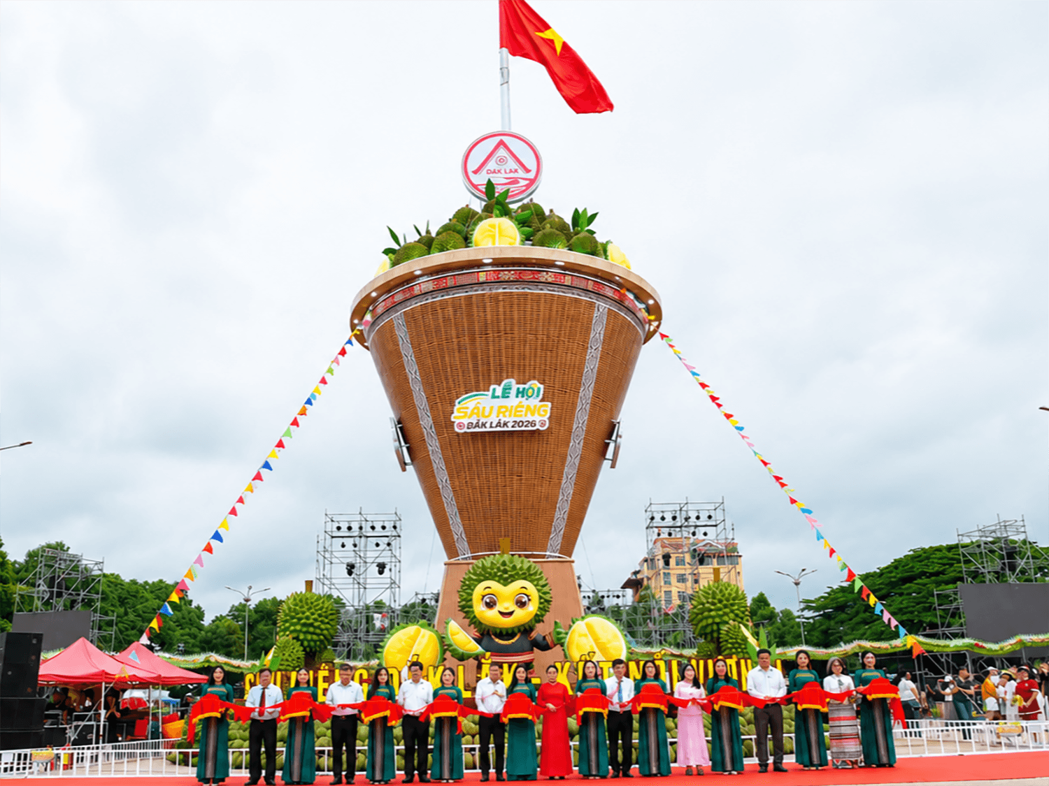 Mô hình gùi sầu riêng lớn nhất Việt Nam tại quảng trường 10-3, phường Buôn Ma Thuột - Ảnh_Minh Phương