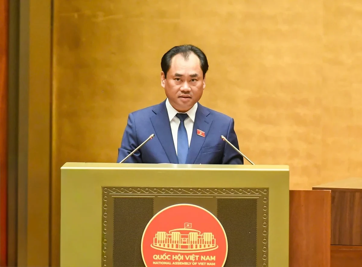 Bộ trưởng Bộ Nông nghiệp và Môi trường Trịnh Việt Hùng trình bày định hướng sửa luật đất đai.
