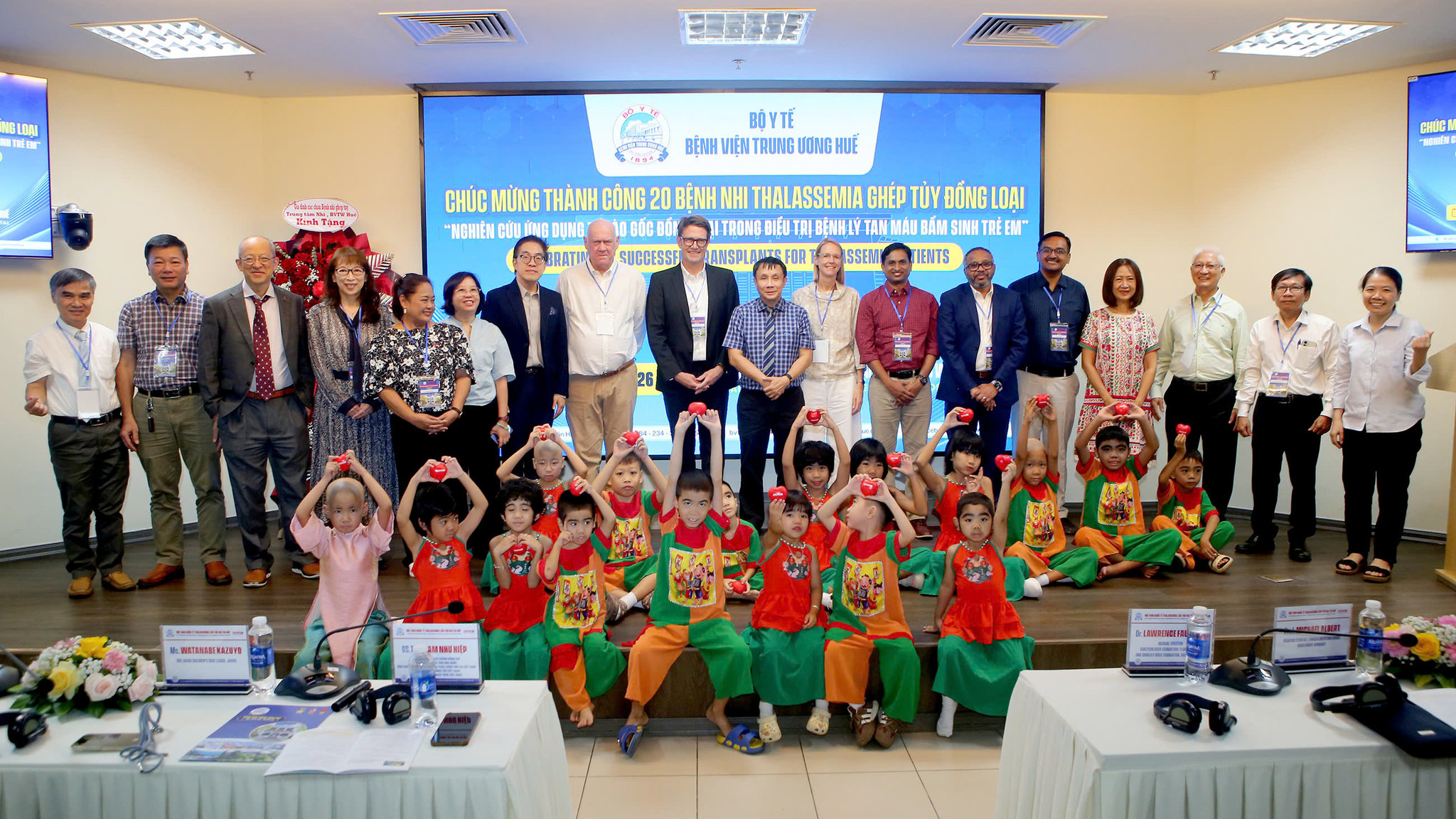 Những bệnh nhi mắc Thalassemia điều trị thành công chụp ảnh lưu niệm với các đại biểu tham dự hội thảo.