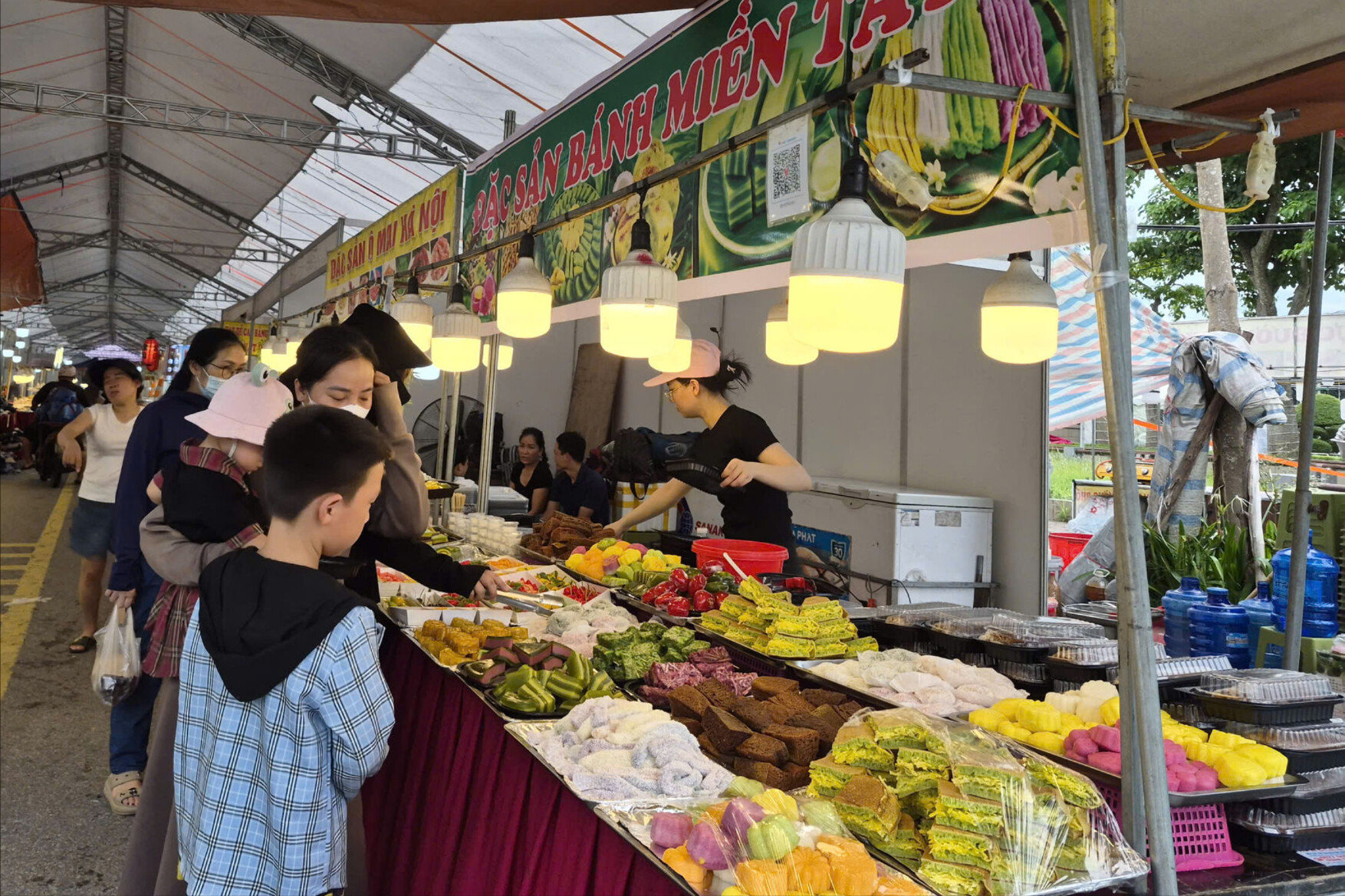 Hội chợ sản phẩm công nghiệp nông thôn chưa khai mạc đã hút khách 