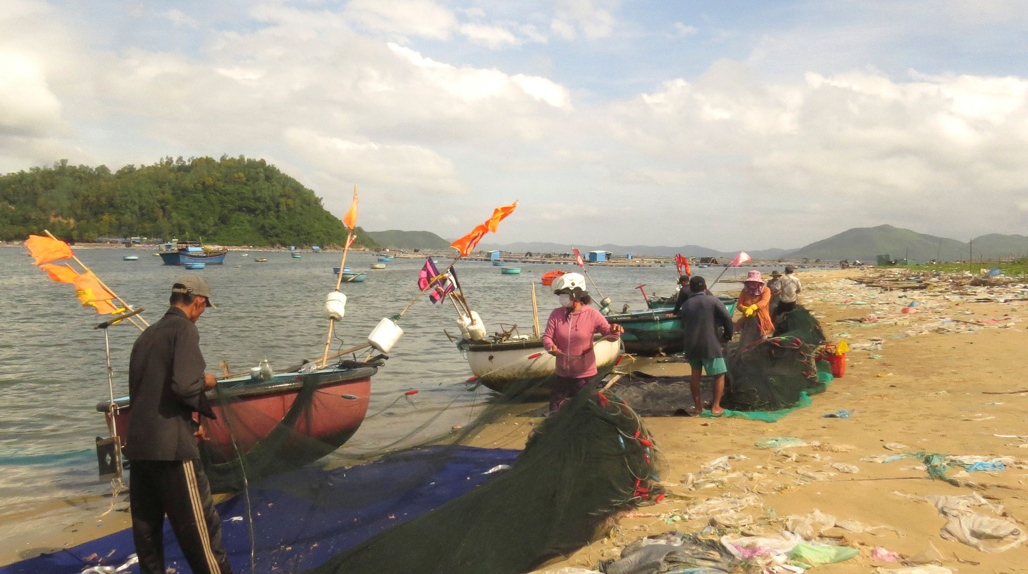 Rác thải phủ dày trên bãi cát ven vịnh Xuân Đài - thủ phủ tôm hùm. Rác từ vùng nuôi không chỉ làm xấu cảnh quan mà còn gia tăng sức ép đối với môi trường biển. Ảnh: MẠNH TRÂM TRÂN