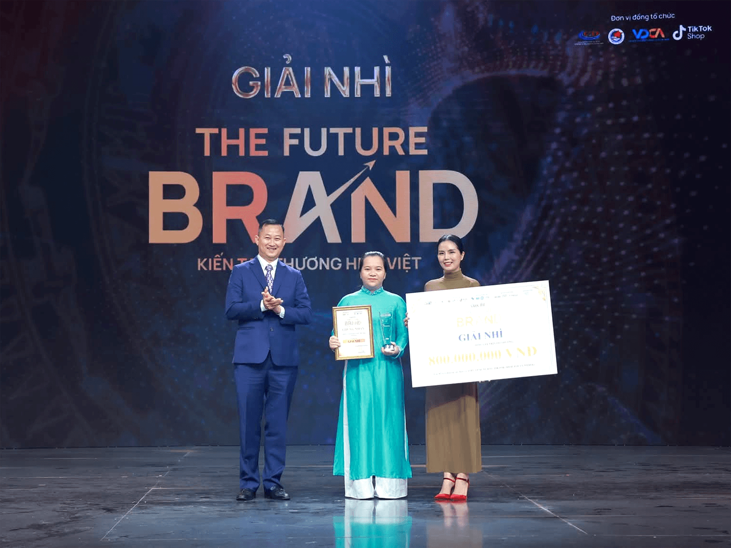 Từng bị xem như cây hoang vô giá trị, dừa nước Nam Bộ nay đã vươn mình trở thành sản vật xuất khẩu sang Mỹ và đoạt giải thưởng thương hiệu tầm cỡ.