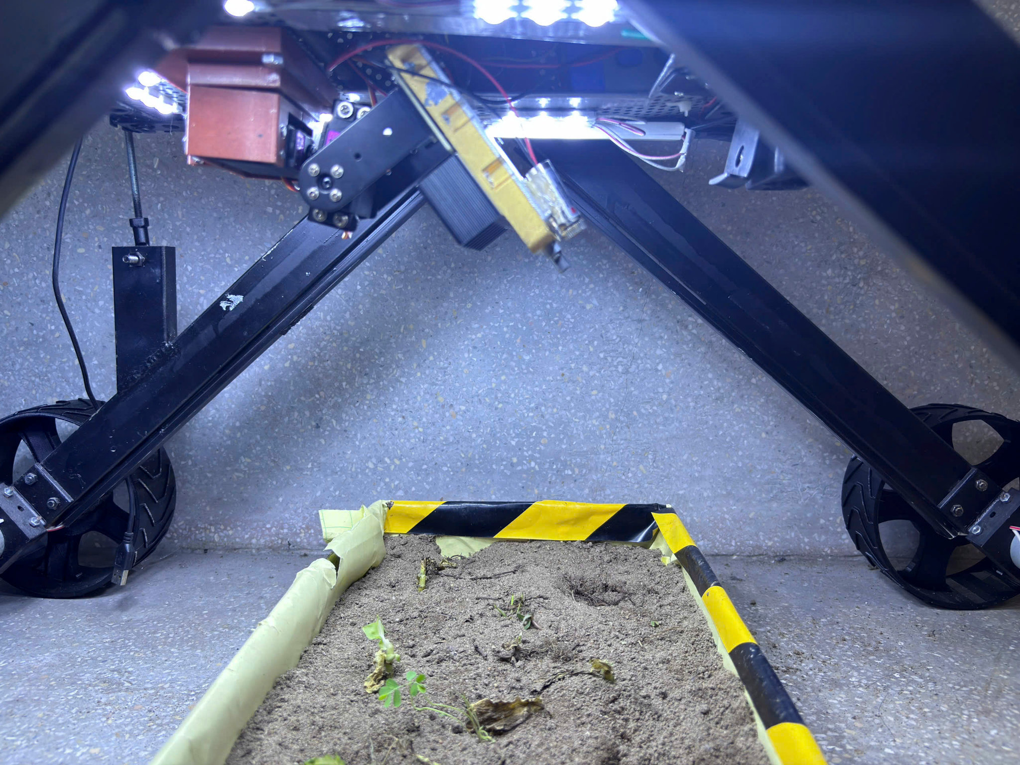 ECOSTRIKER – robot sử dụng AI để nhận diện cỏ dại và laser để tác động vào đối tượng cần xử lý.