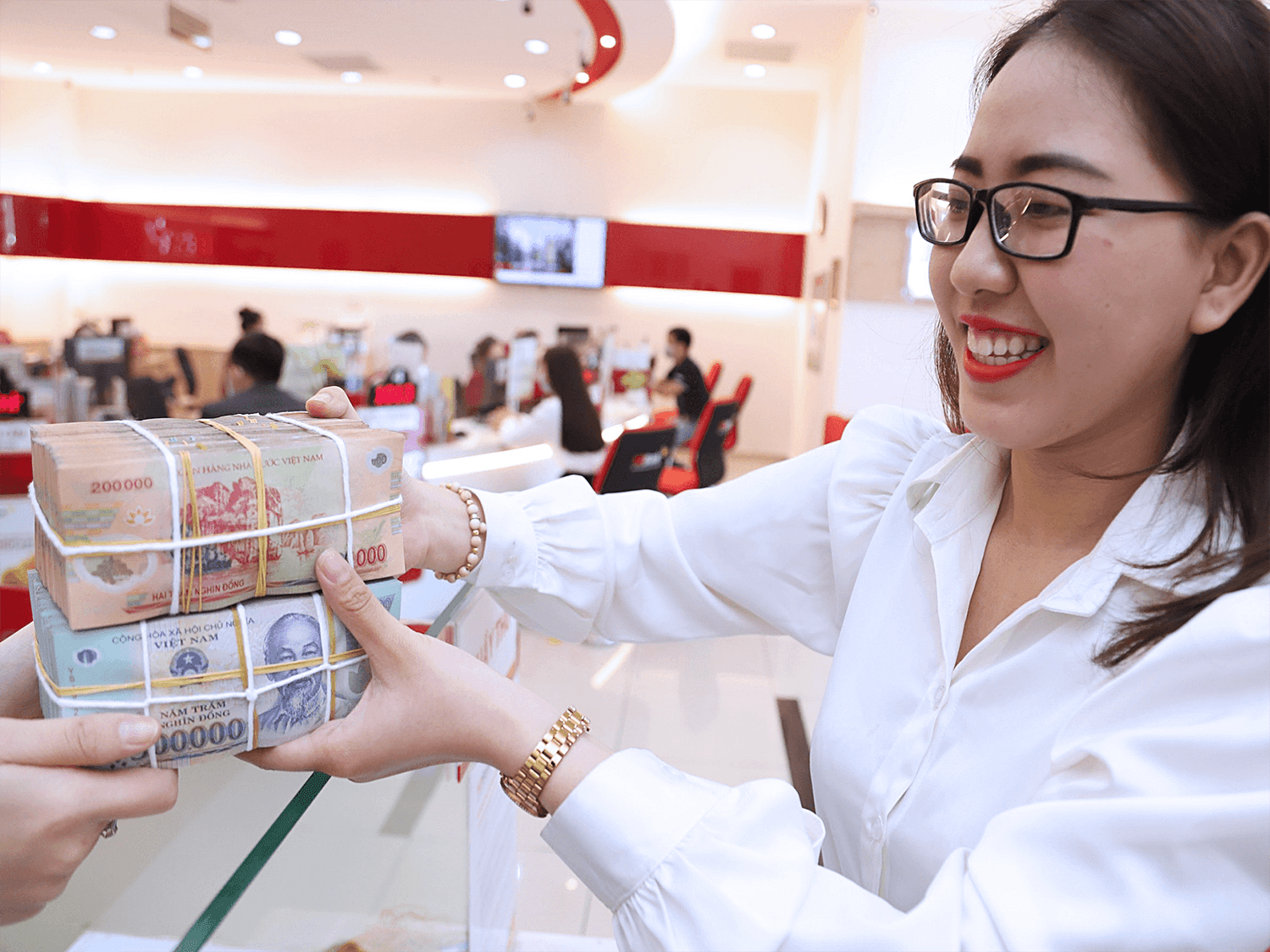 Chính sách tái cấp vốn được kỳ vọng giải tỏa điểm nghẽn thanh khoản, nhưng đồng thời tạo ra sự phân hóa sâu sắc về biên lợi nhuận giữa các ngân hàng thương mại. Ảnh: Minh Khuê.
