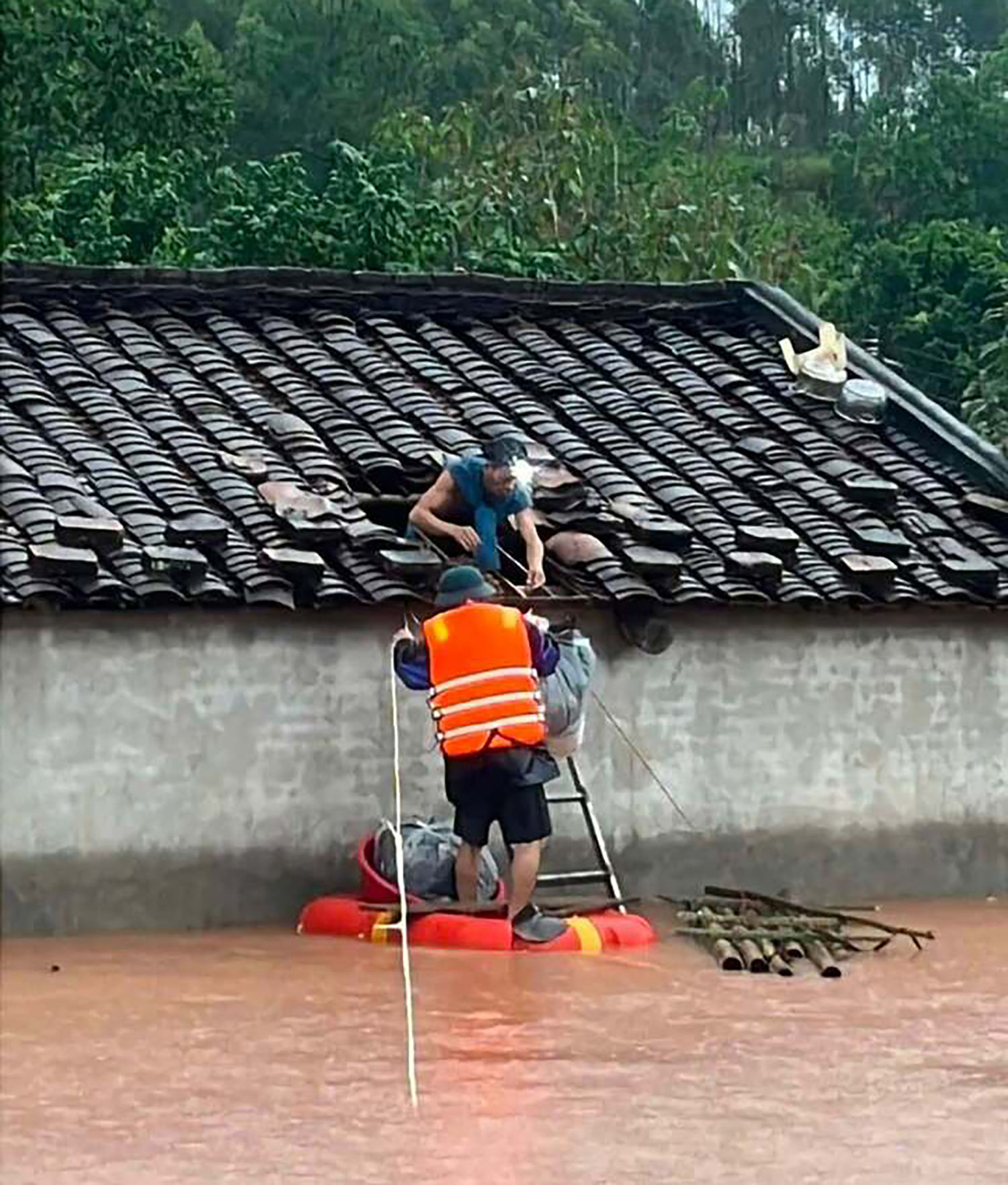 Tiếp tế cho dân ở Lạng Sơn