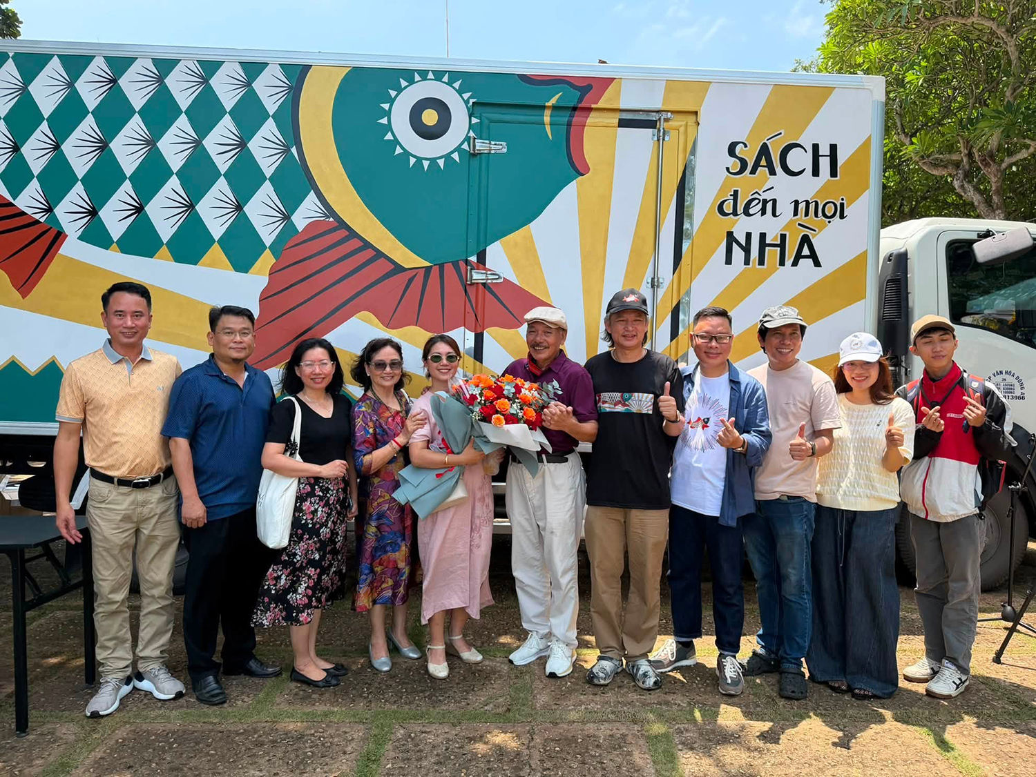 Nhạc sĩ Trần Tiến đến giao lưu, hát tặng chương trình Sách đến mọi nhà và độc giả tại điểm dừng chân tại Vũng Tàu (ảnh Đông A)