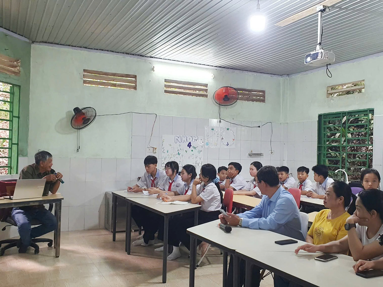 Ảnh 17- Mỗi ngày, TS.Phước vẫn làm việc liên tục