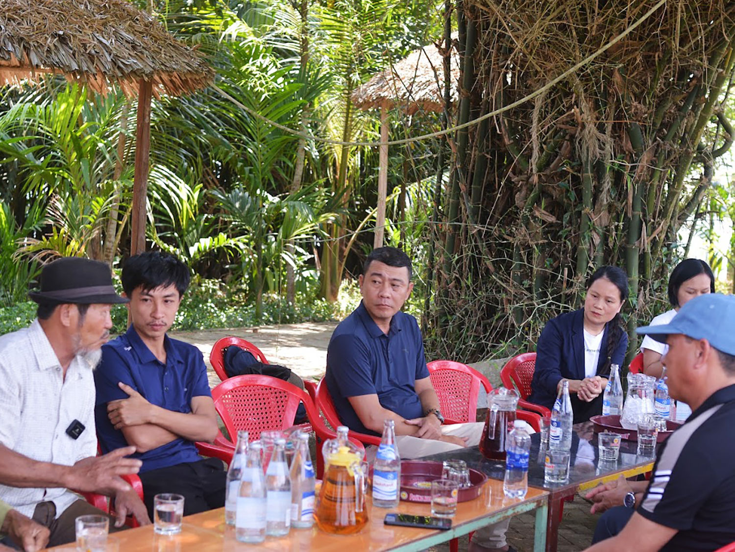 Giám đốc Nguyễn Văn Nhân , thứ 3 từ trái qua, đang lắng nghe bà con nông dân trao đổi