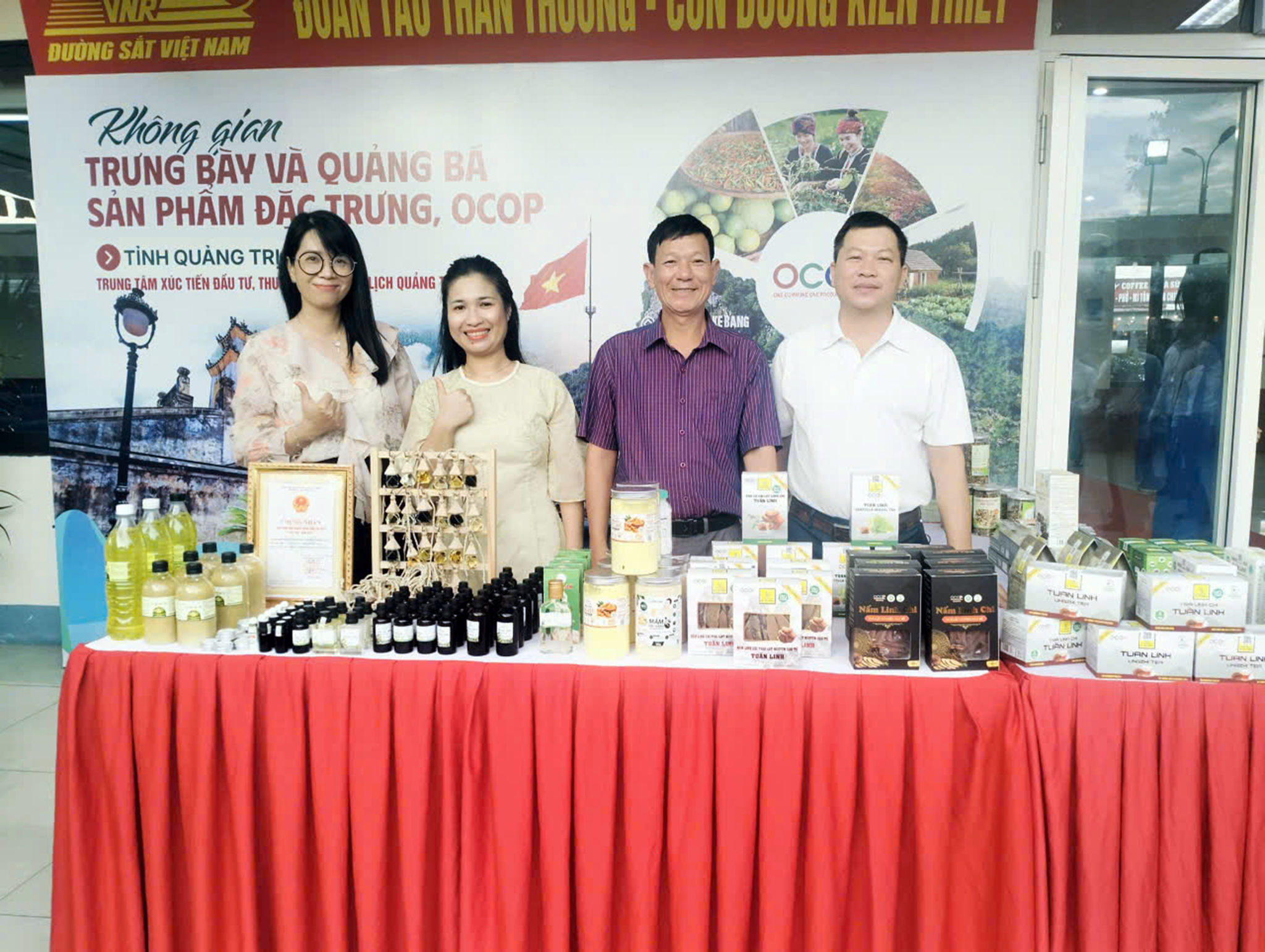 Các sản phẩm OCOP của HTX Nấm sạch Tuấn Linh (Quảng Trị) trưng bày tại lễ khai trương đoàn tàu