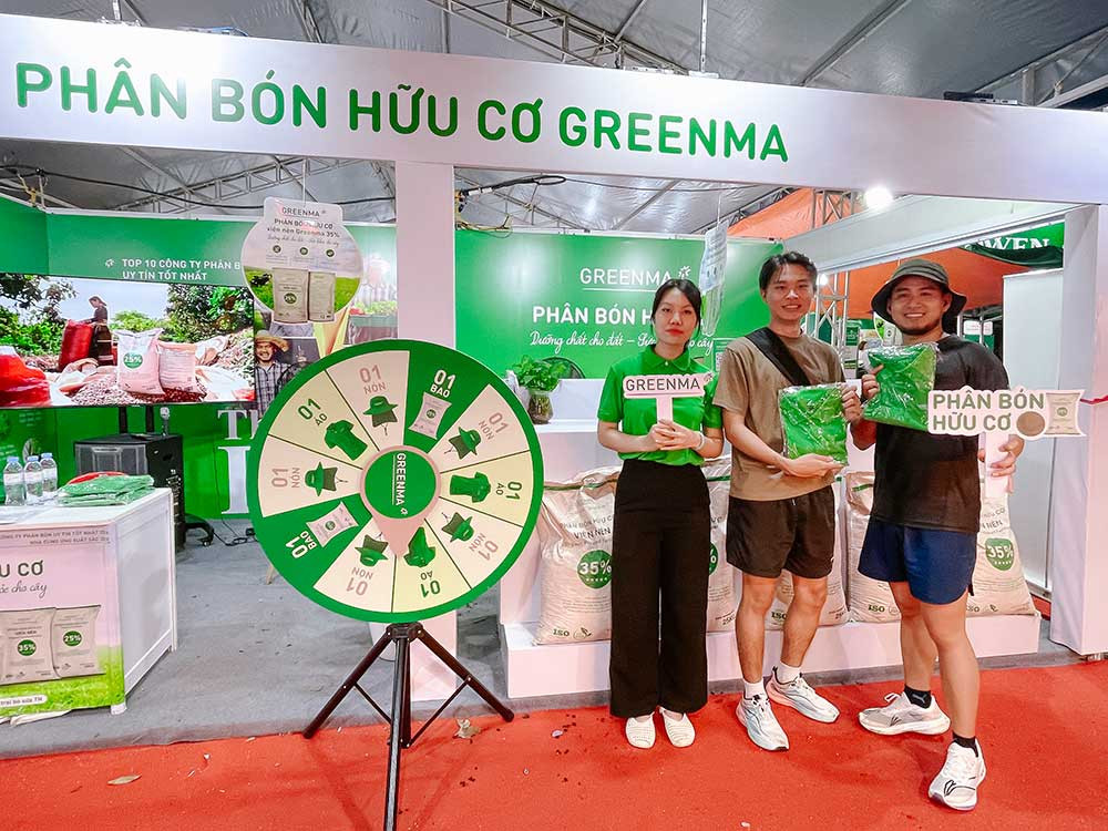 Đến với gian hàng của Greenma tại Lễ hội sầu riêng, khách tham quan được tư vấn về giải pháp kỹ thuật cải tạo đất, tìm hiểu sản phẩm cũng như quét mã QR check-in fanpage để nhận quà Ảnh DNCC