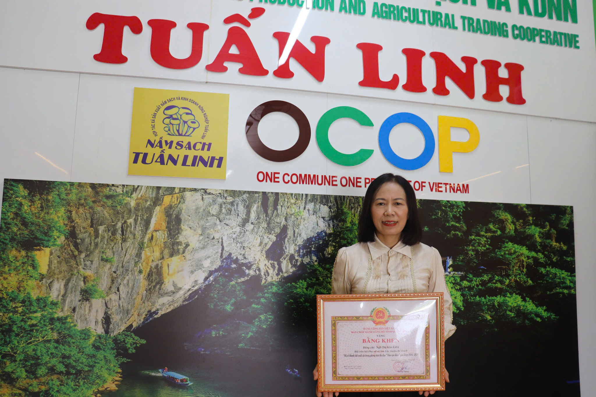 Những bằng khen ghi nhận thành tích của người phụ nữ với biệt danh