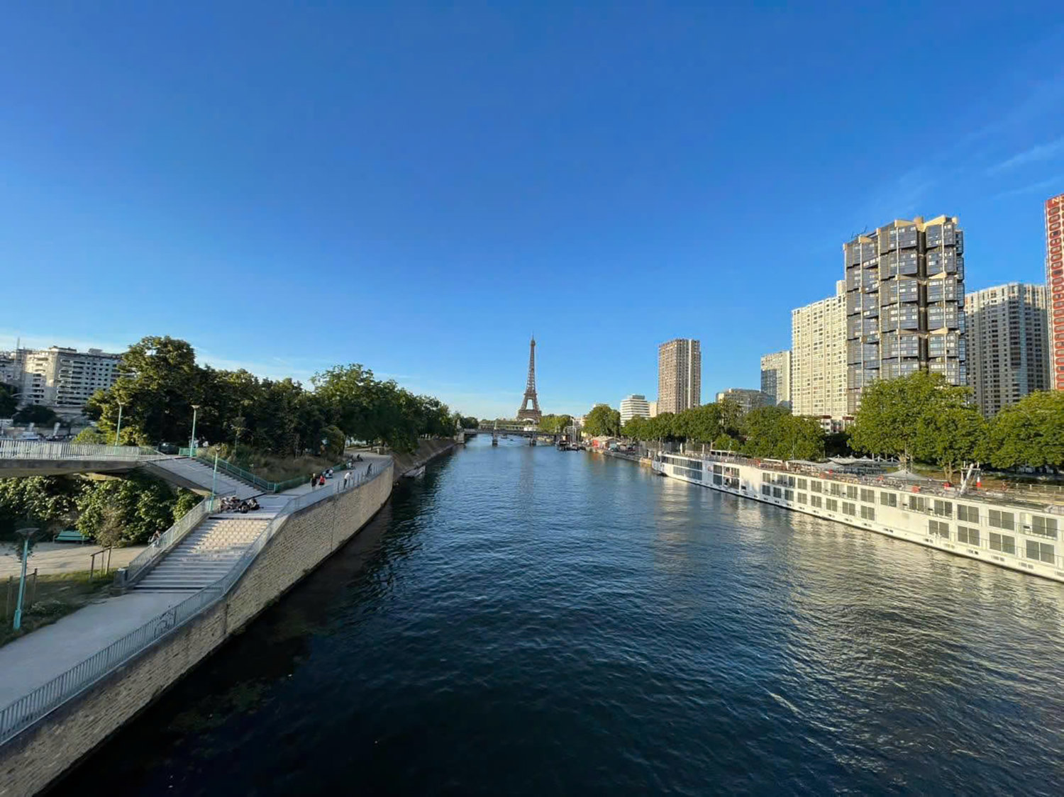 Paris có gì lạ không anh?