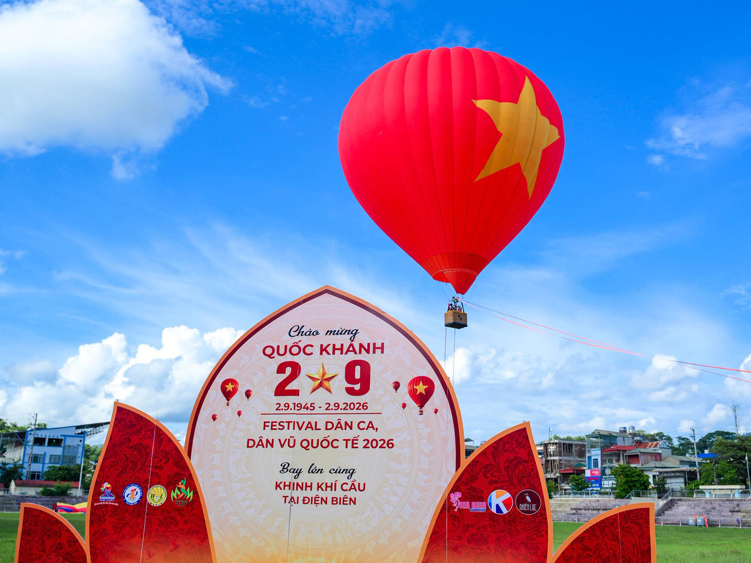 Khinh khí cầu rực rỡ trên bầu trời Điện Biên chào mừng Tết Độc lập. Ảnh:Svhttdl