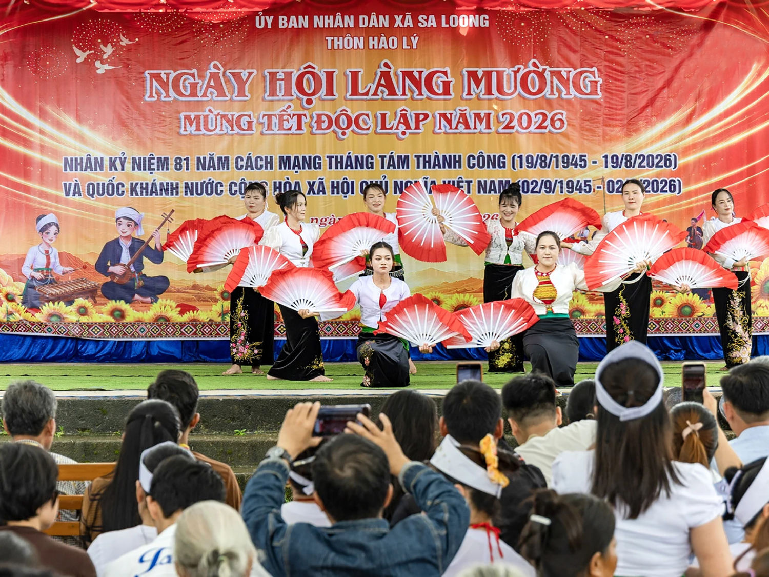 Người Mường ở Hào Lý tổ chức văn nghệ mừng Tết Đọc lập. Ảnh: Nguyễn Ban (báo Quảng Ngãi)